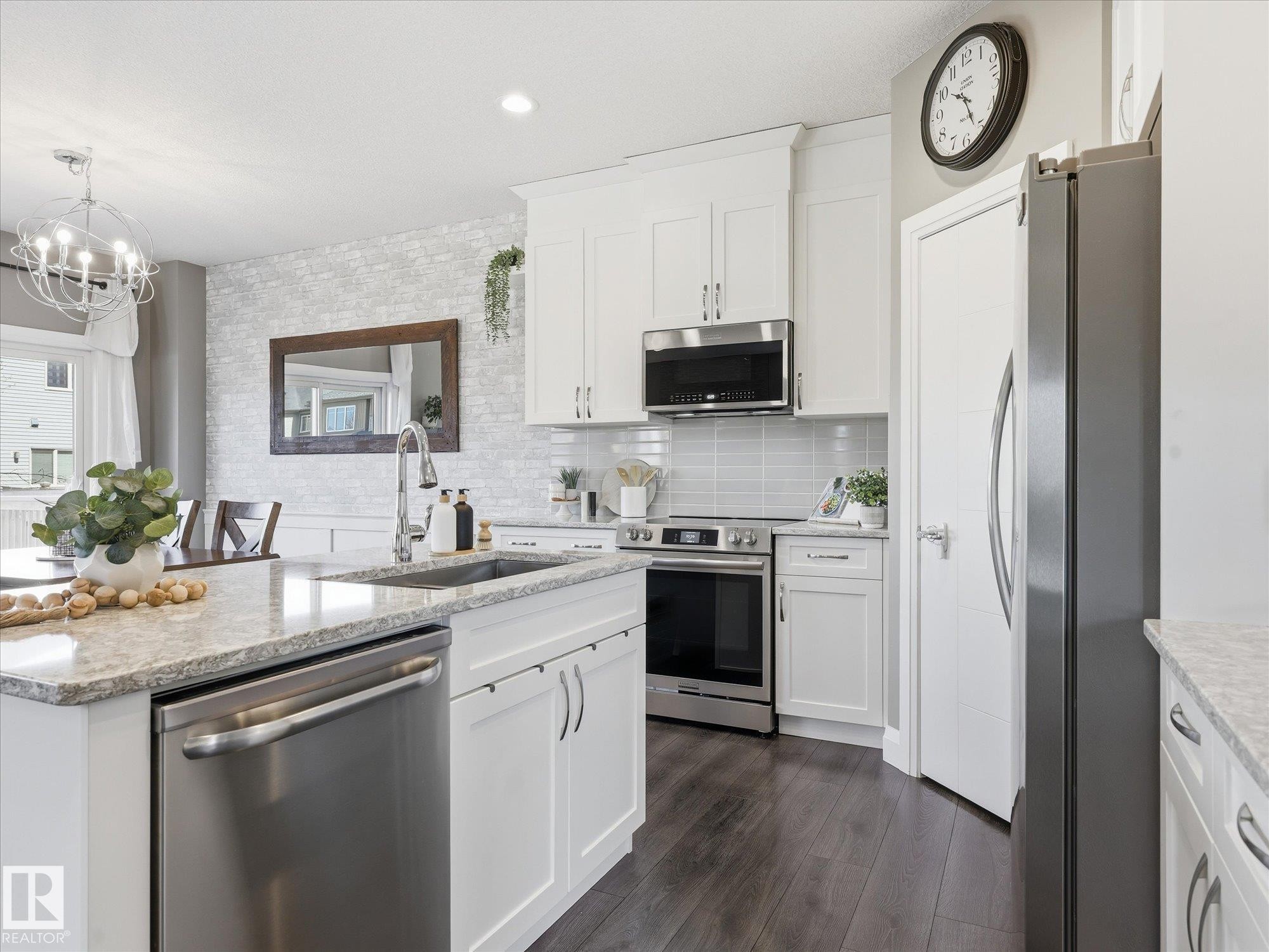 8420 Cushing Court, Edmonton, AB - Indoor Photo Showing Kitchen With Upgraded Kitchen