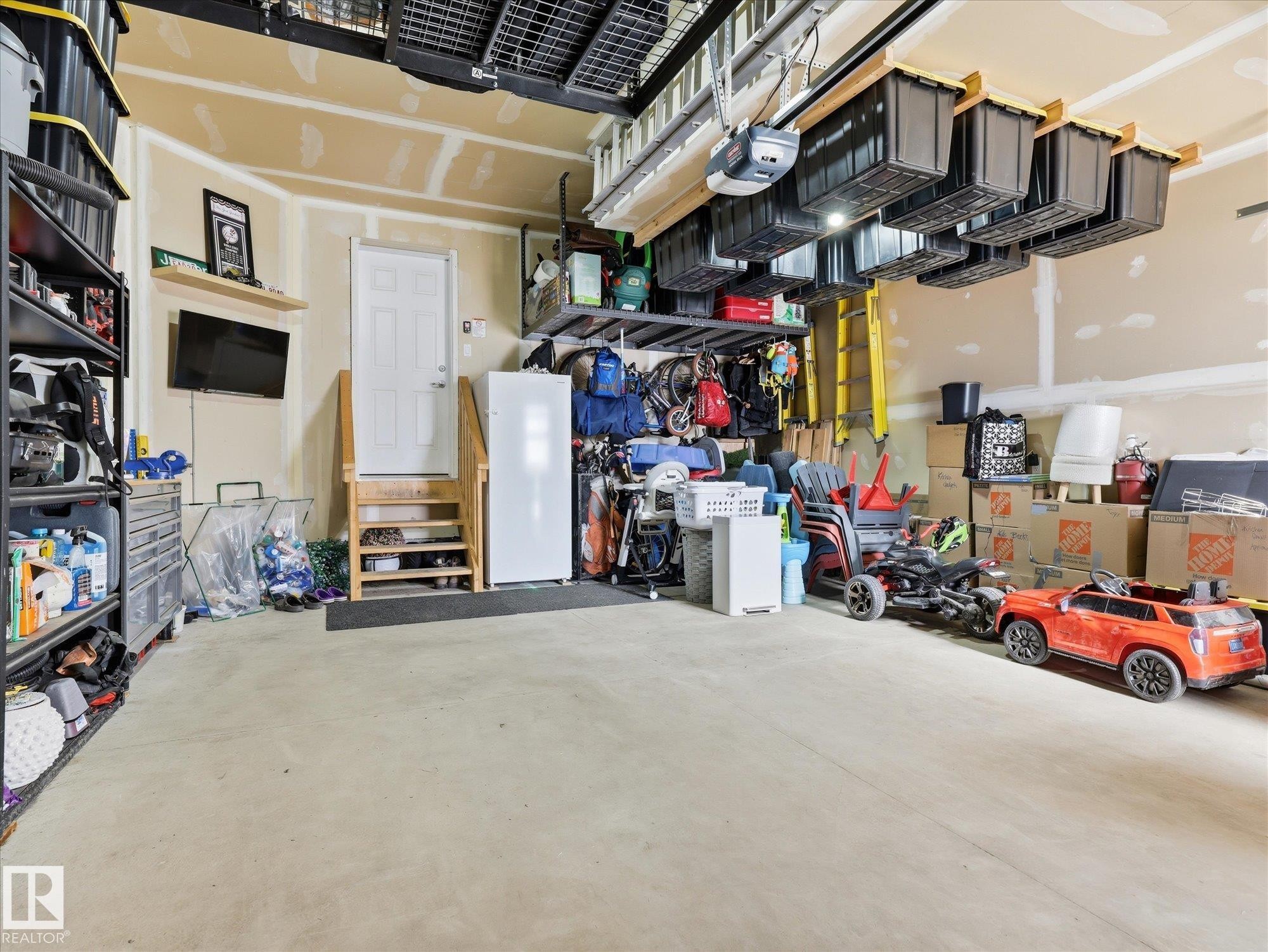 8420 Cushing Court, Edmonton, AB - Indoor Photo Showing Garage