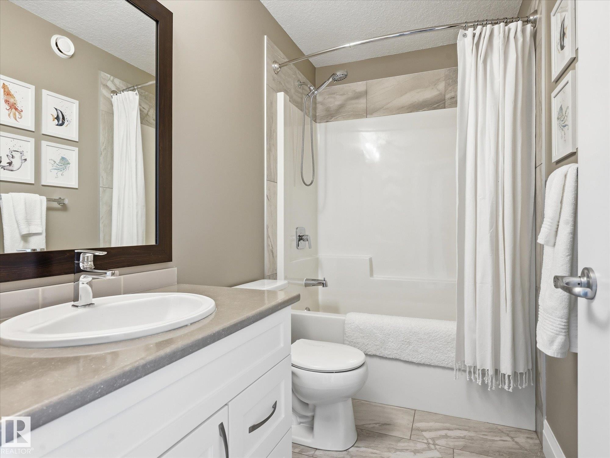 8420 Cushing Court, Edmonton, AB - Indoor Photo Showing Bathroom
