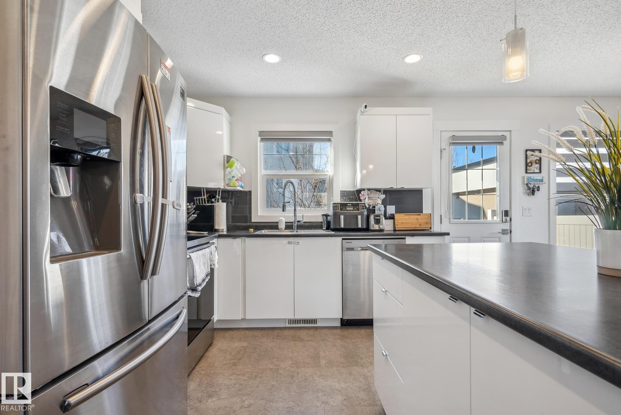 76 330 Bulyea Road, Edmonton, AB - Indoor Photo Showing Kitchen With Double Sink