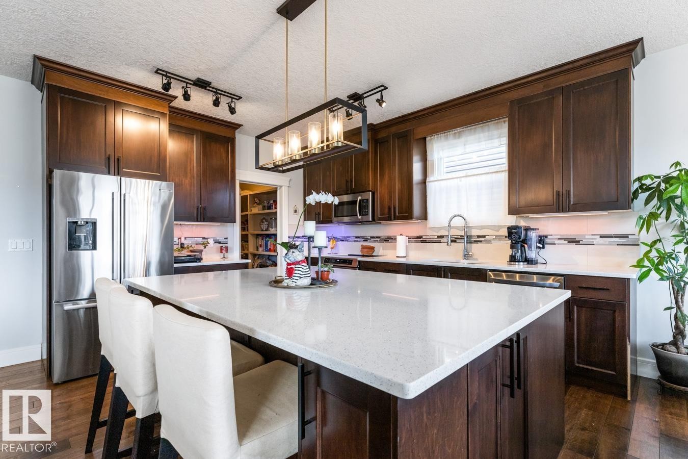 357 Simpkins Wynd, Leduc, AB - Indoor Photo Showing Kitchen With Upgraded Kitchen