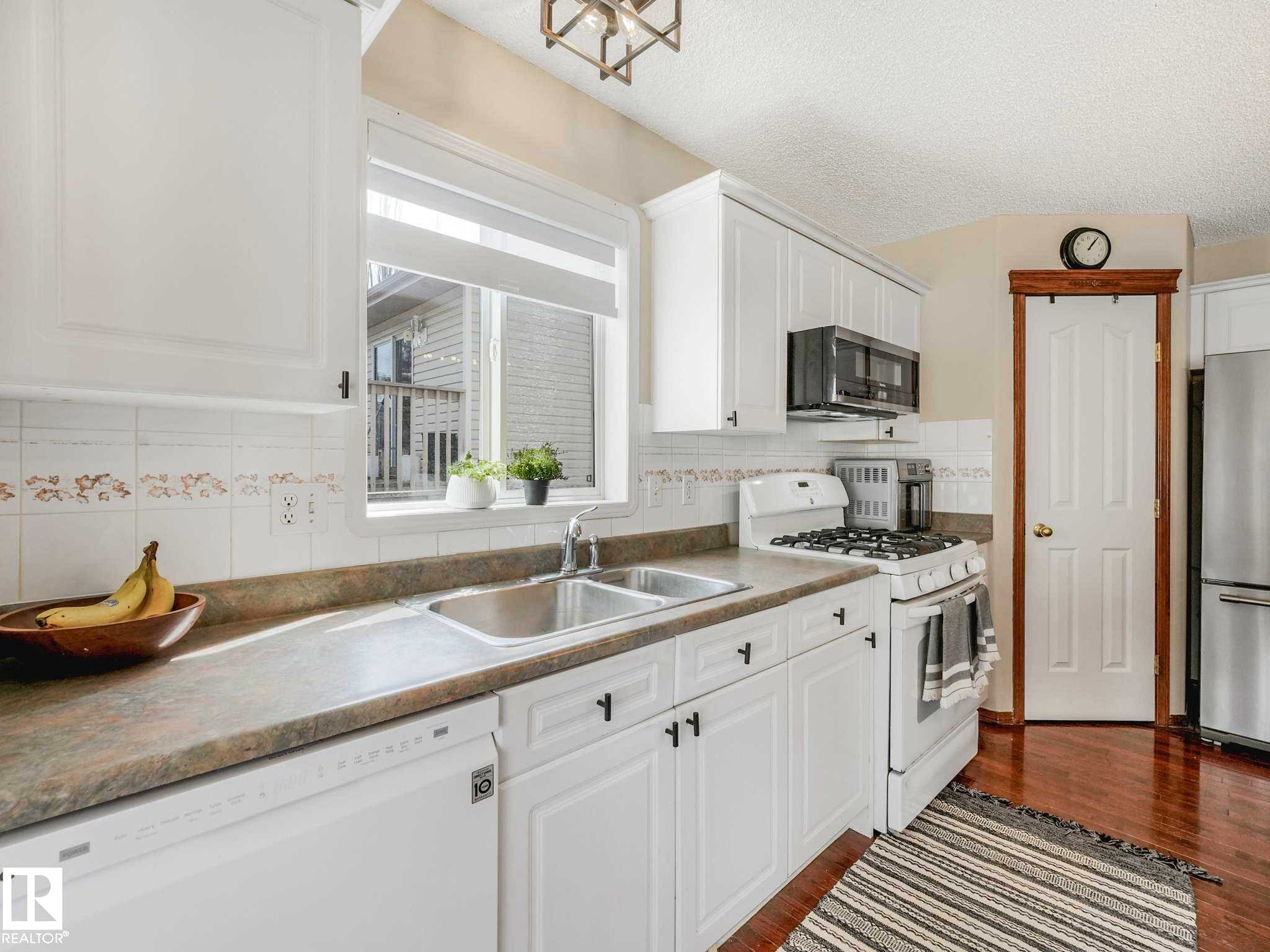 18508 50 Avenue, Edmonton, AB - Indoor Photo Showing Kitchen With Double Sink