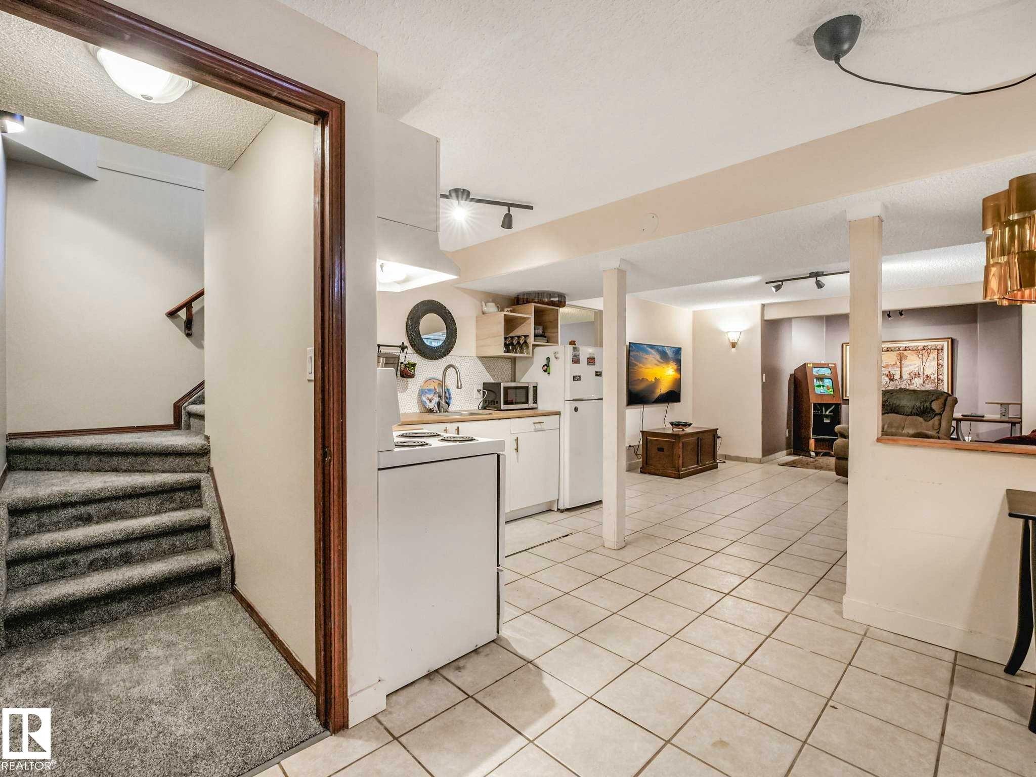 18508 50 Avenue, Edmonton, AB - Indoor Photo Showing Kitchen