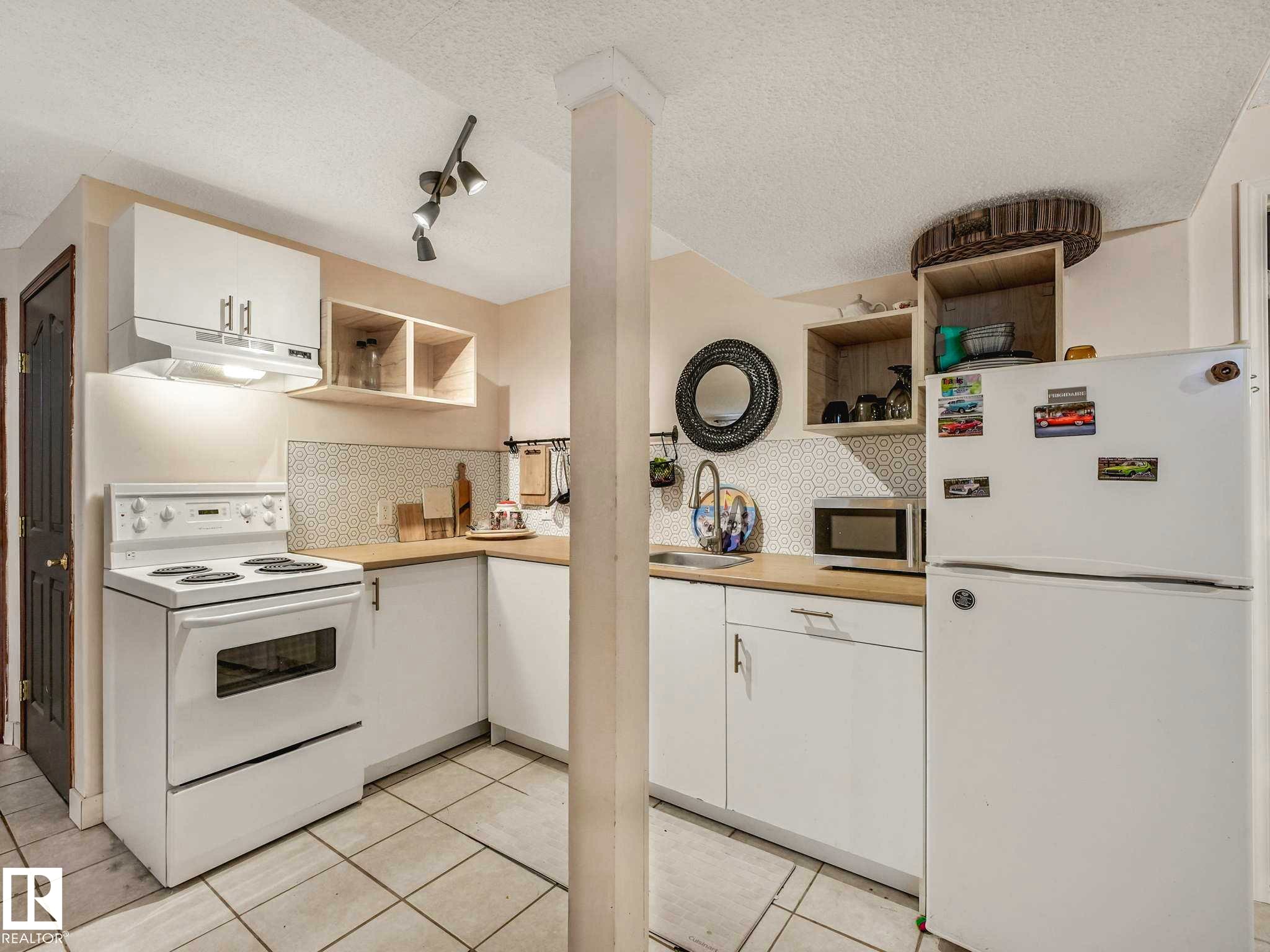 18508 50 Avenue, Edmonton, AB - Indoor Photo Showing Kitchen