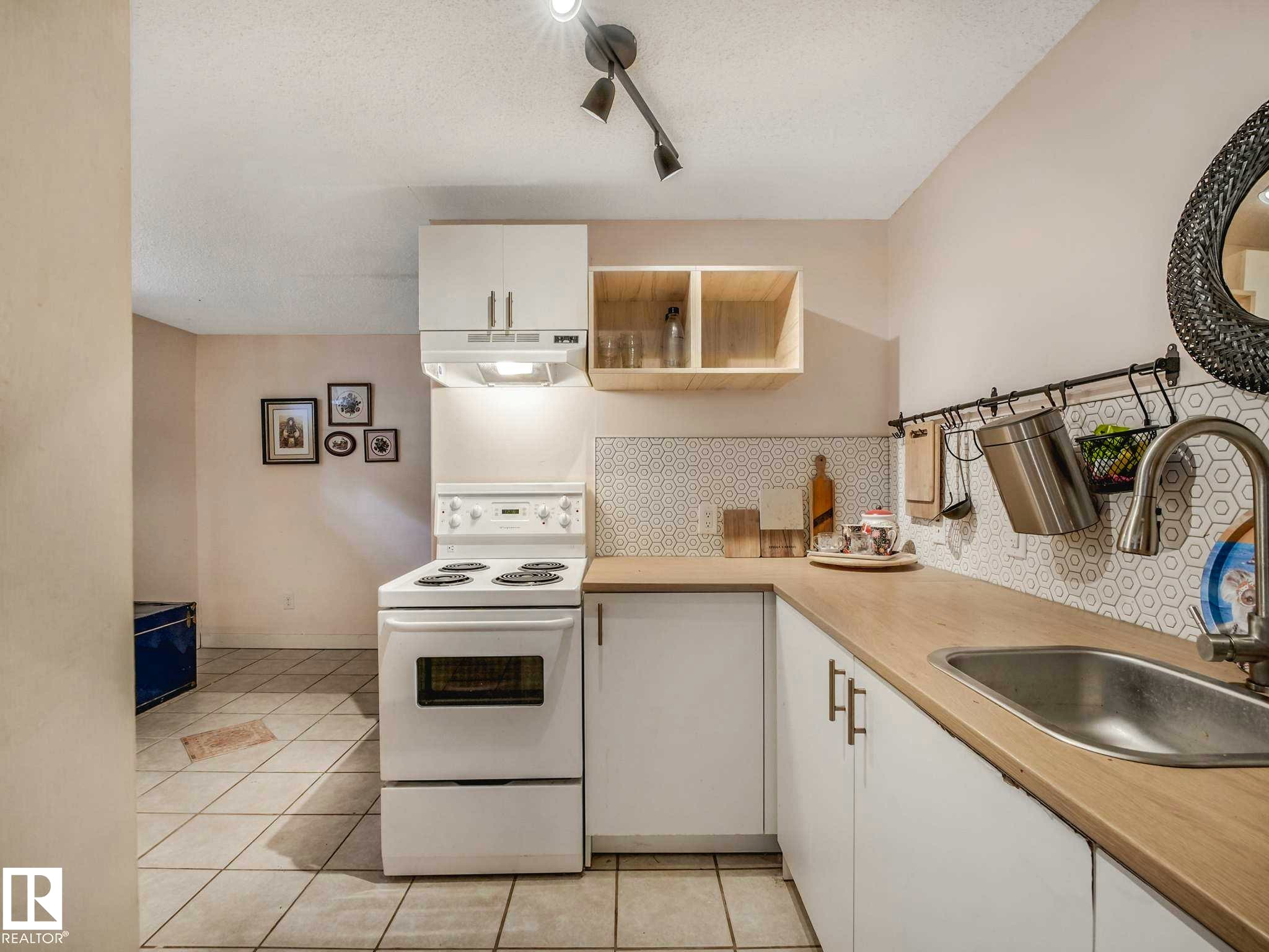 18508 50 Avenue, Edmonton, AB - Indoor Photo Showing Kitchen