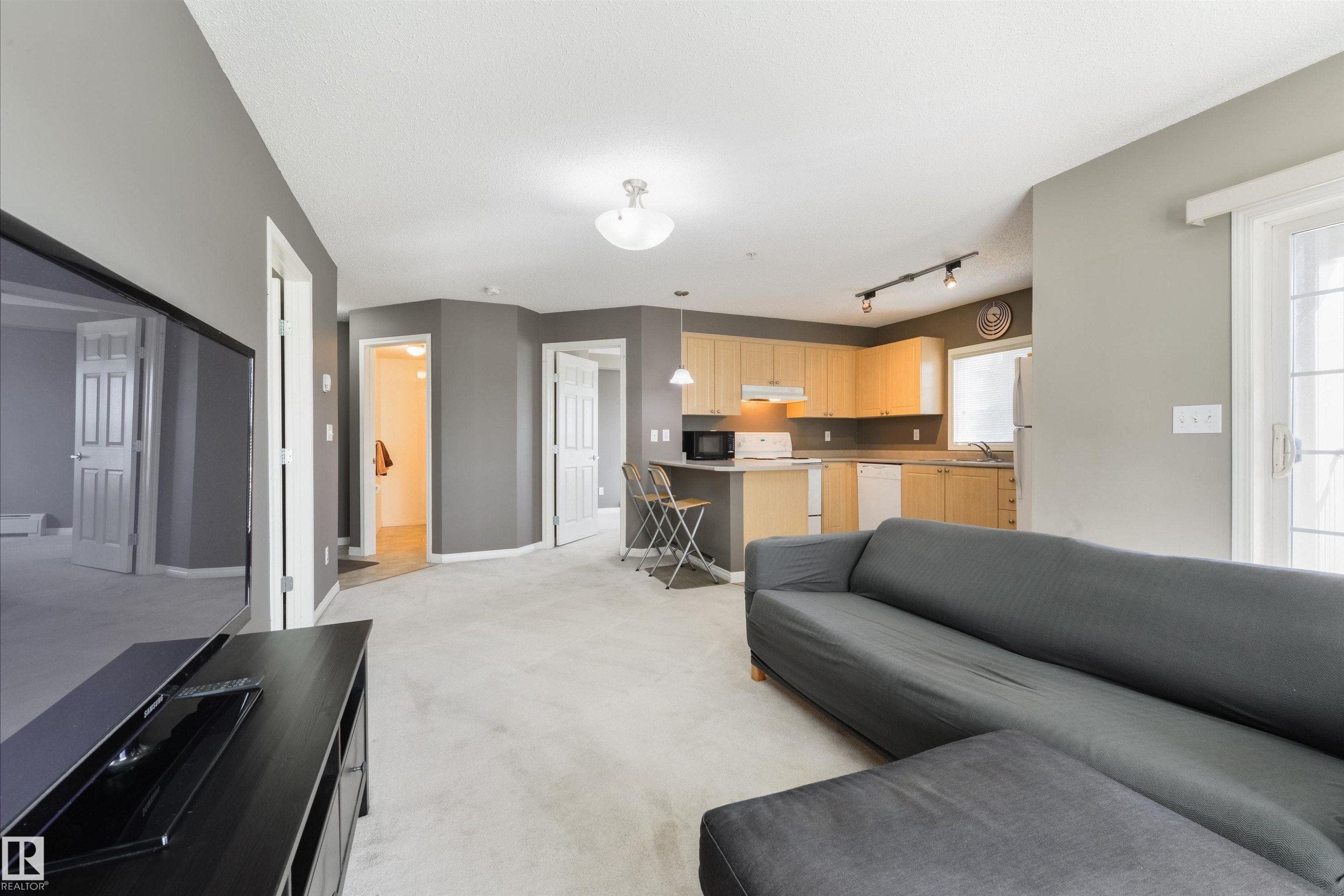 202 622 Mcallister Loop, Edmonton, AB - Indoor Photo Showing Living Room