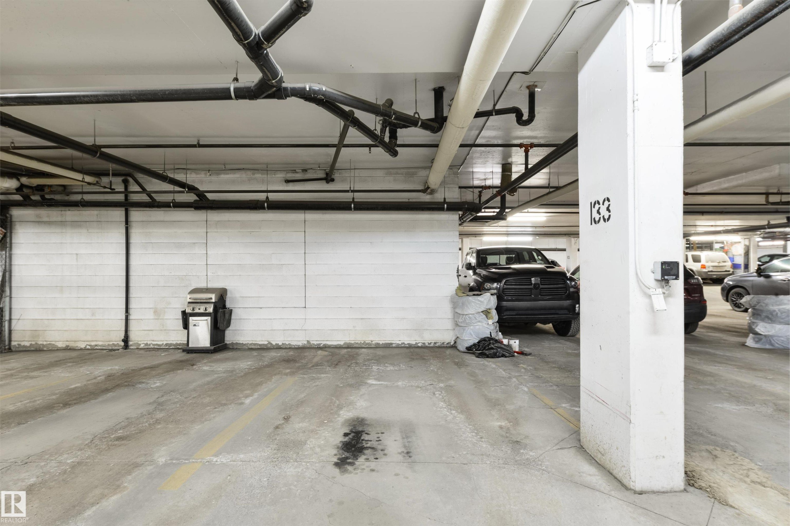 202 622 Mcallister Loop, Edmonton, AB - Indoor Photo Showing Garage