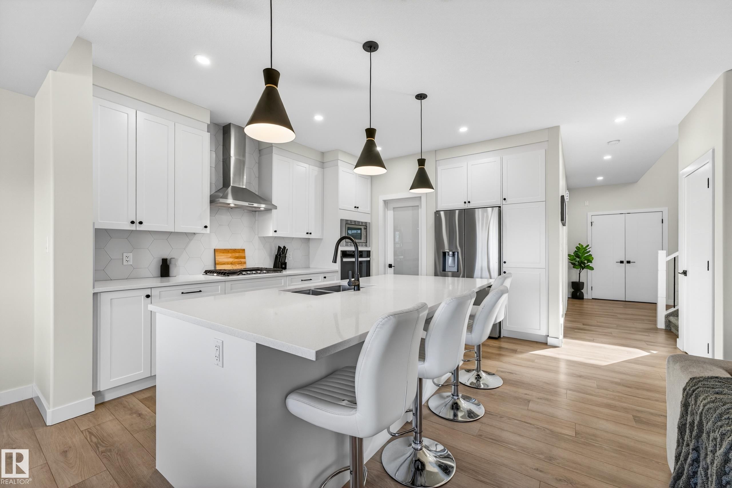 117 Kidd Crescent, Leduc, AB - Indoor Photo Showing Kitchen With Double Sink With Upgraded Kitchen