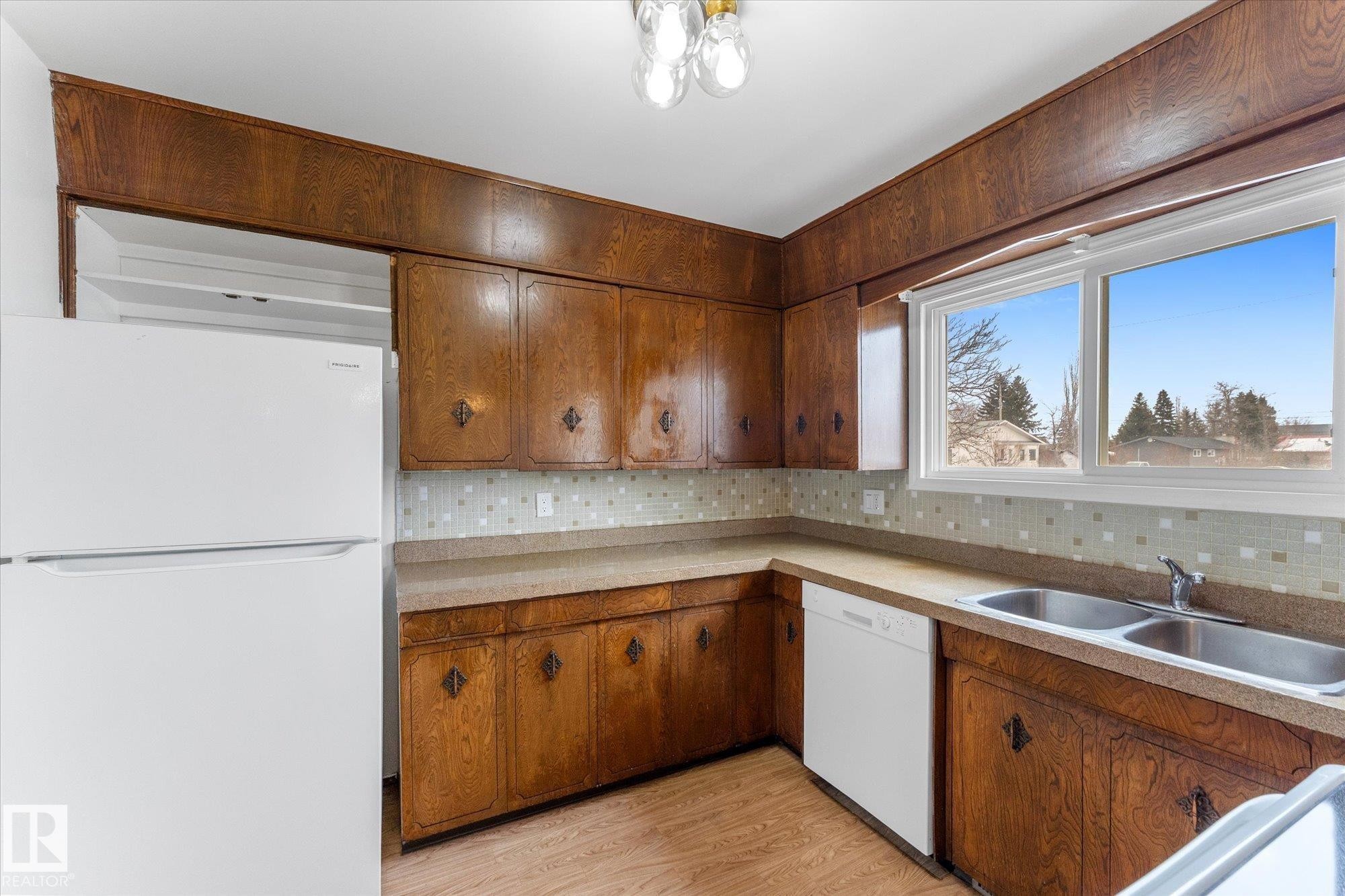 4520 54 Avenue, Leduc, AB - Indoor Photo Showing Kitchen With Double Sink