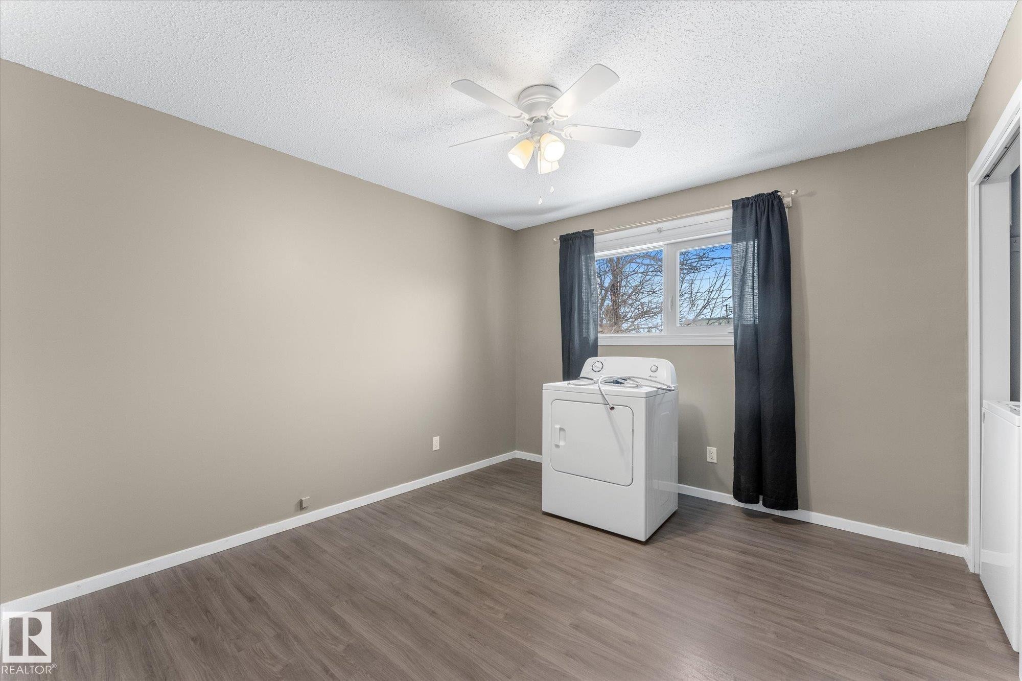 4520 54 Avenue, Leduc, AB - Indoor Photo Showing Laundry Room