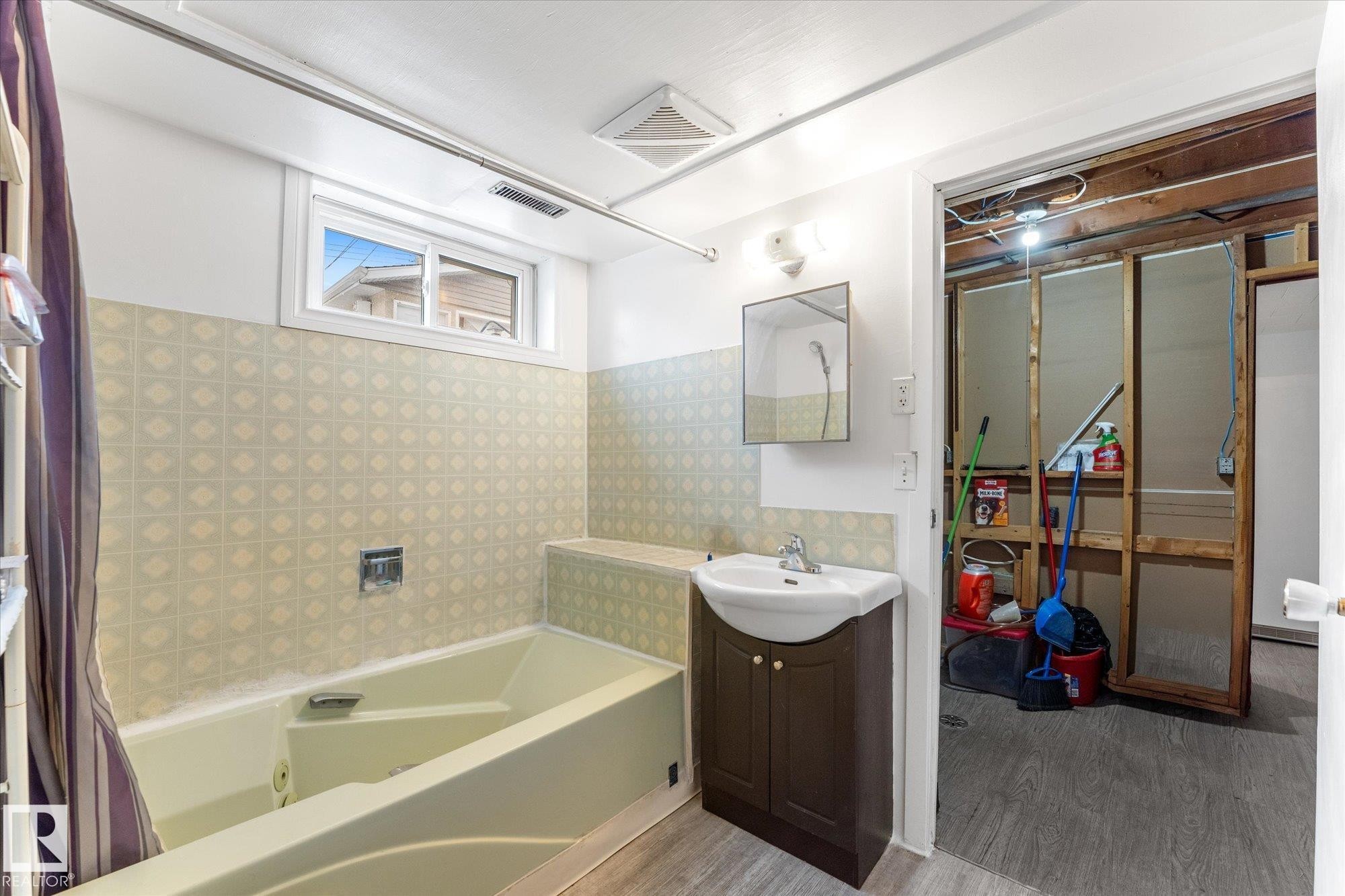 4520 54 Avenue, Leduc, AB - Indoor Photo Showing Bathroom