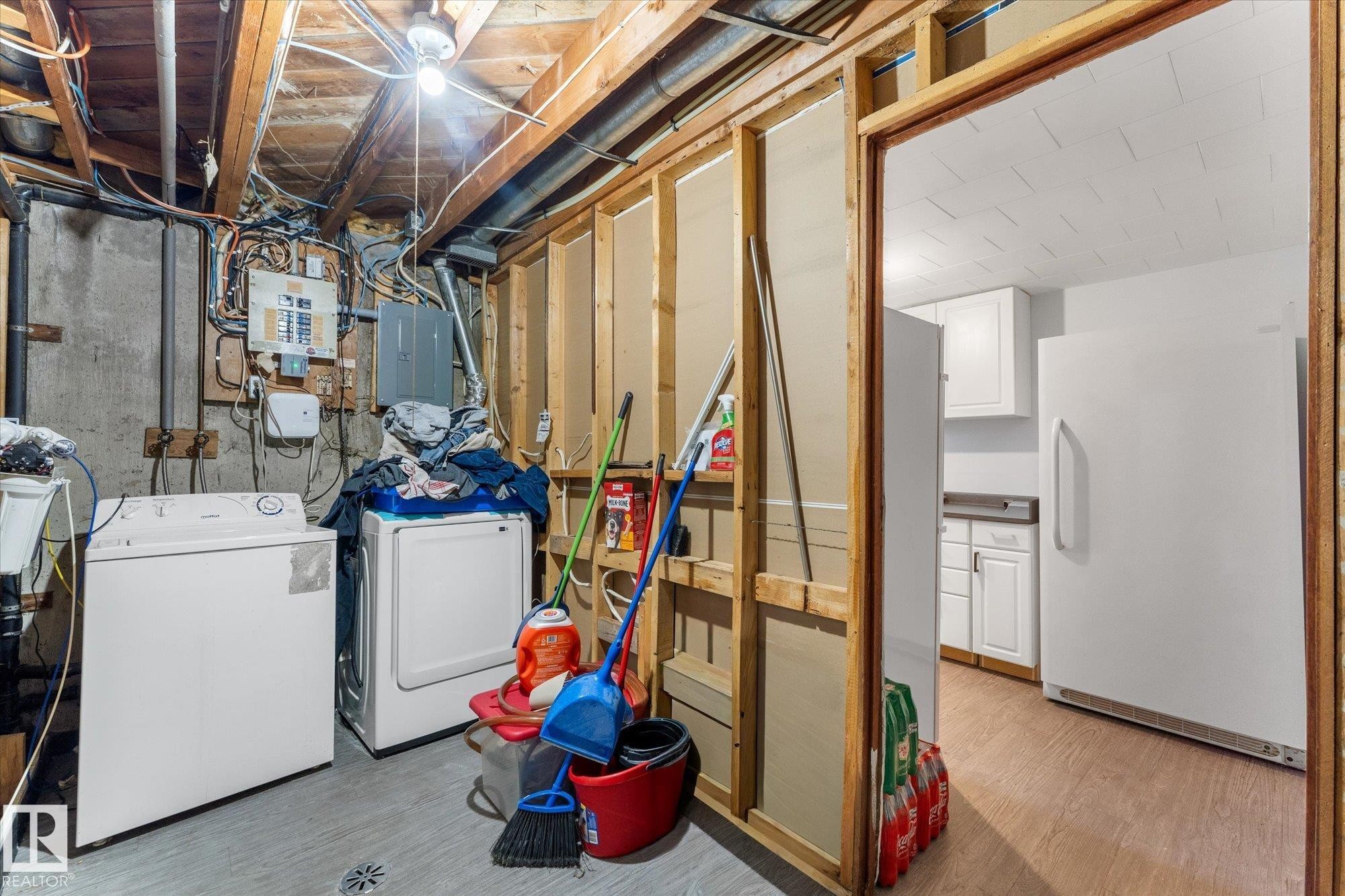 4520 54 Avenue, Leduc, AB - Indoor Photo Showing Laundry Room