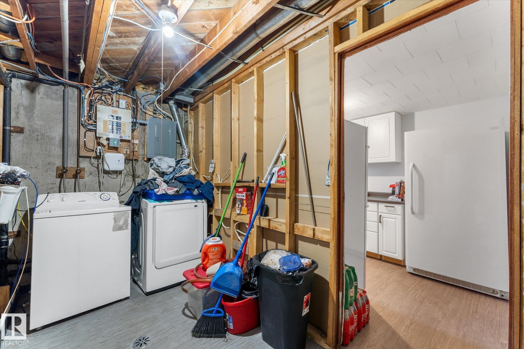 4520 54 Avenue, Leduc, AB - Indoor Photo Showing Laundry Room