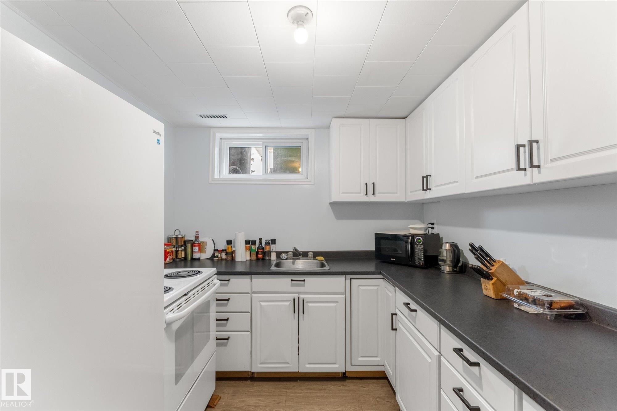 4520 54 Avenue, Leduc, AB - Indoor Photo Showing Kitchen
