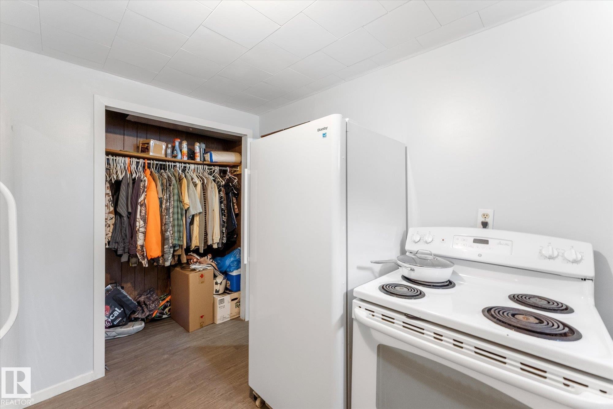 4520 54 Avenue, Leduc, AB - Indoor Photo Showing Kitchen