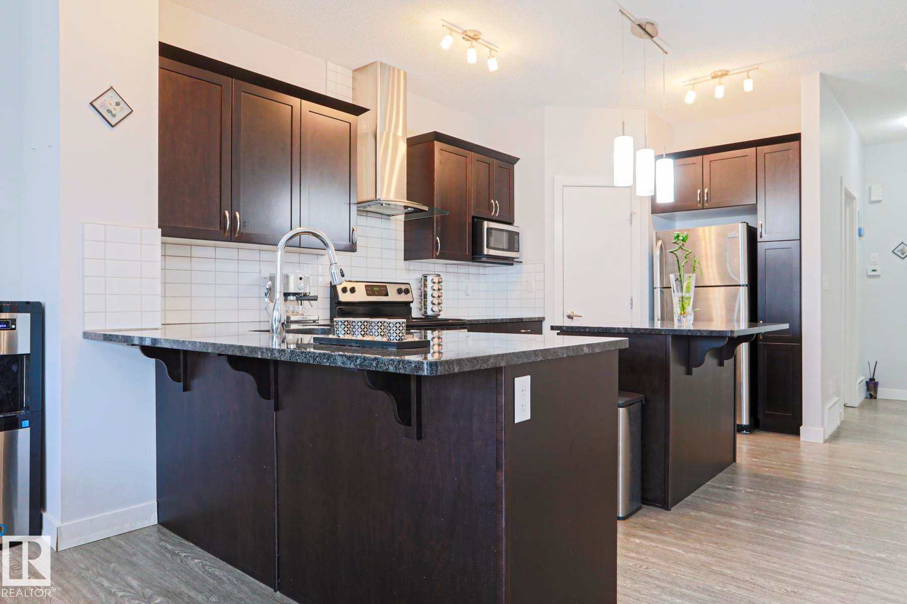 7314 Edgemont Way, Edmonton, AB - Indoor Photo Showing Kitchen With Upgraded Kitchen