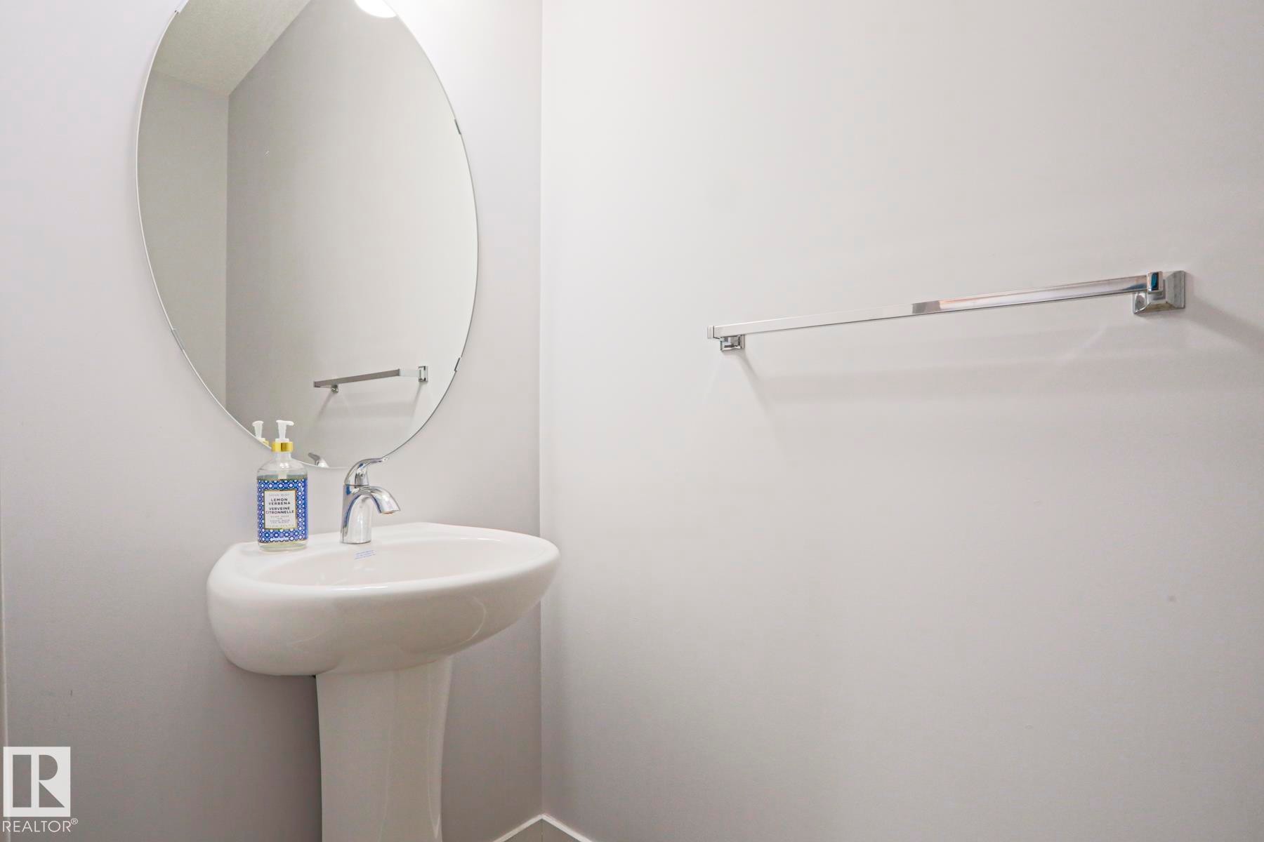 7314 Edgemont Way, Edmonton, AB - Indoor Photo Showing Bathroom