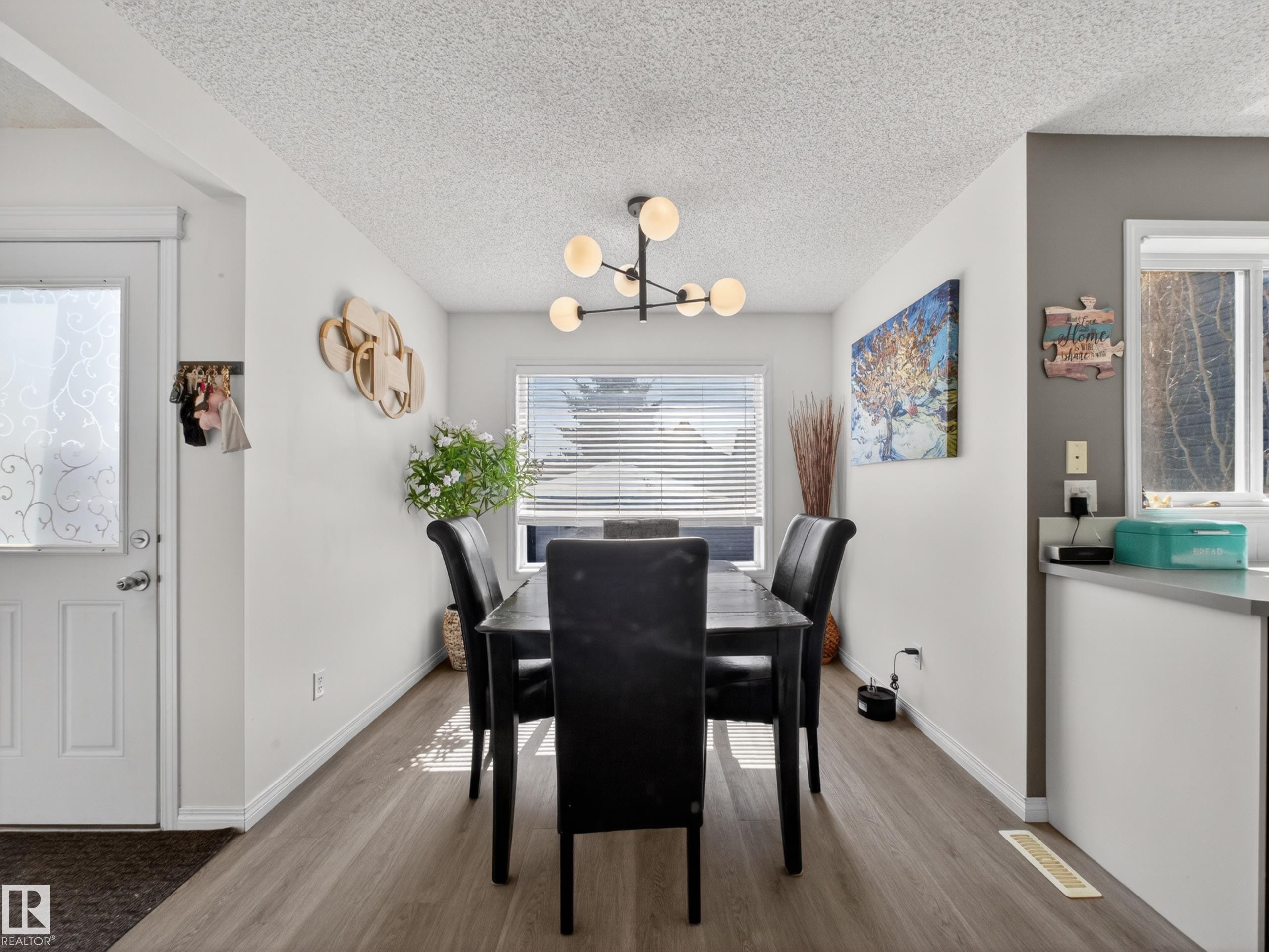 5576 Stevens Crescent Nw, Edmonton, AB - Indoor Photo Showing Dining Room