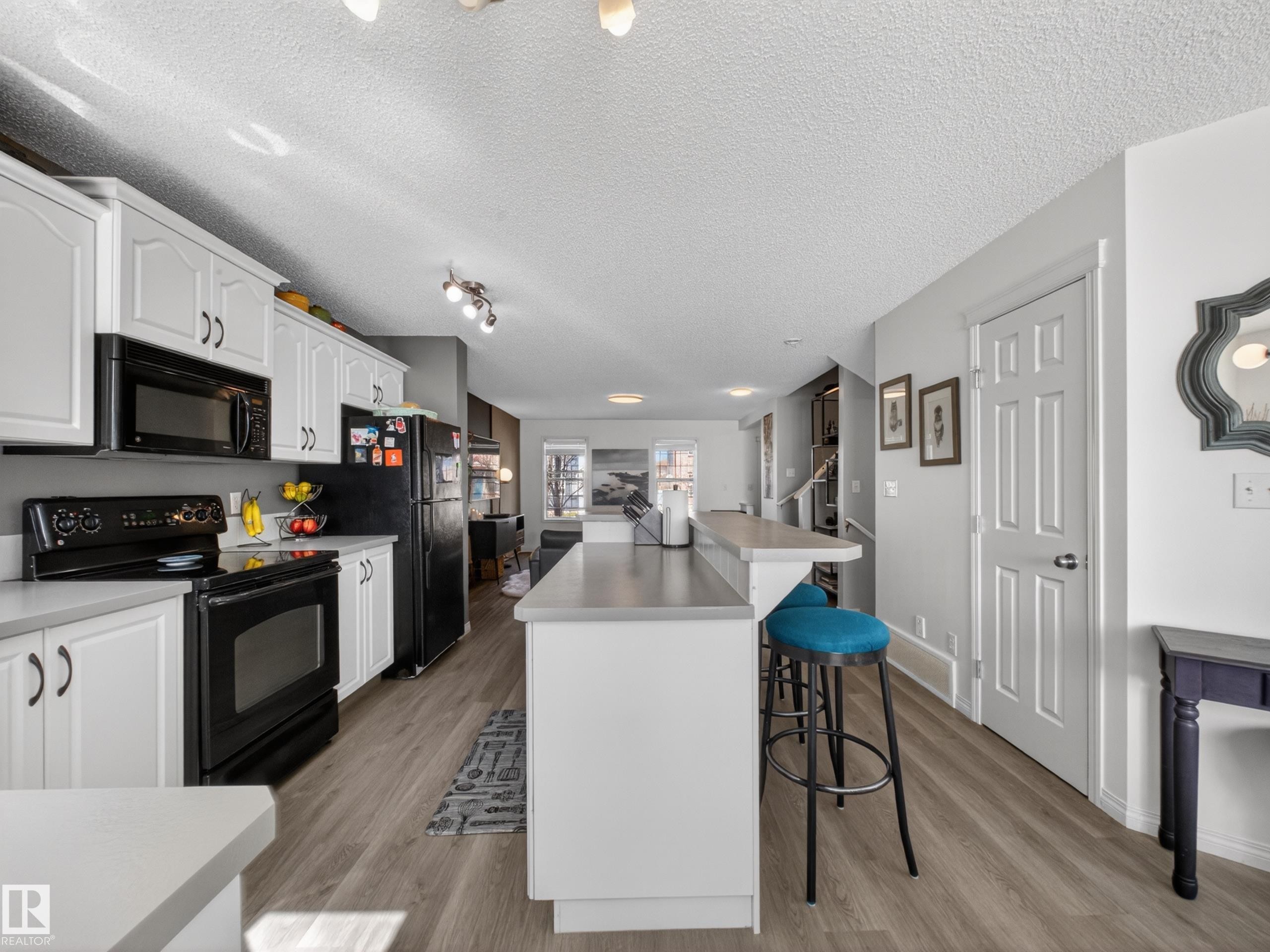 5576 Stevens Crescent Nw, Edmonton, AB - Indoor Photo Showing Kitchen