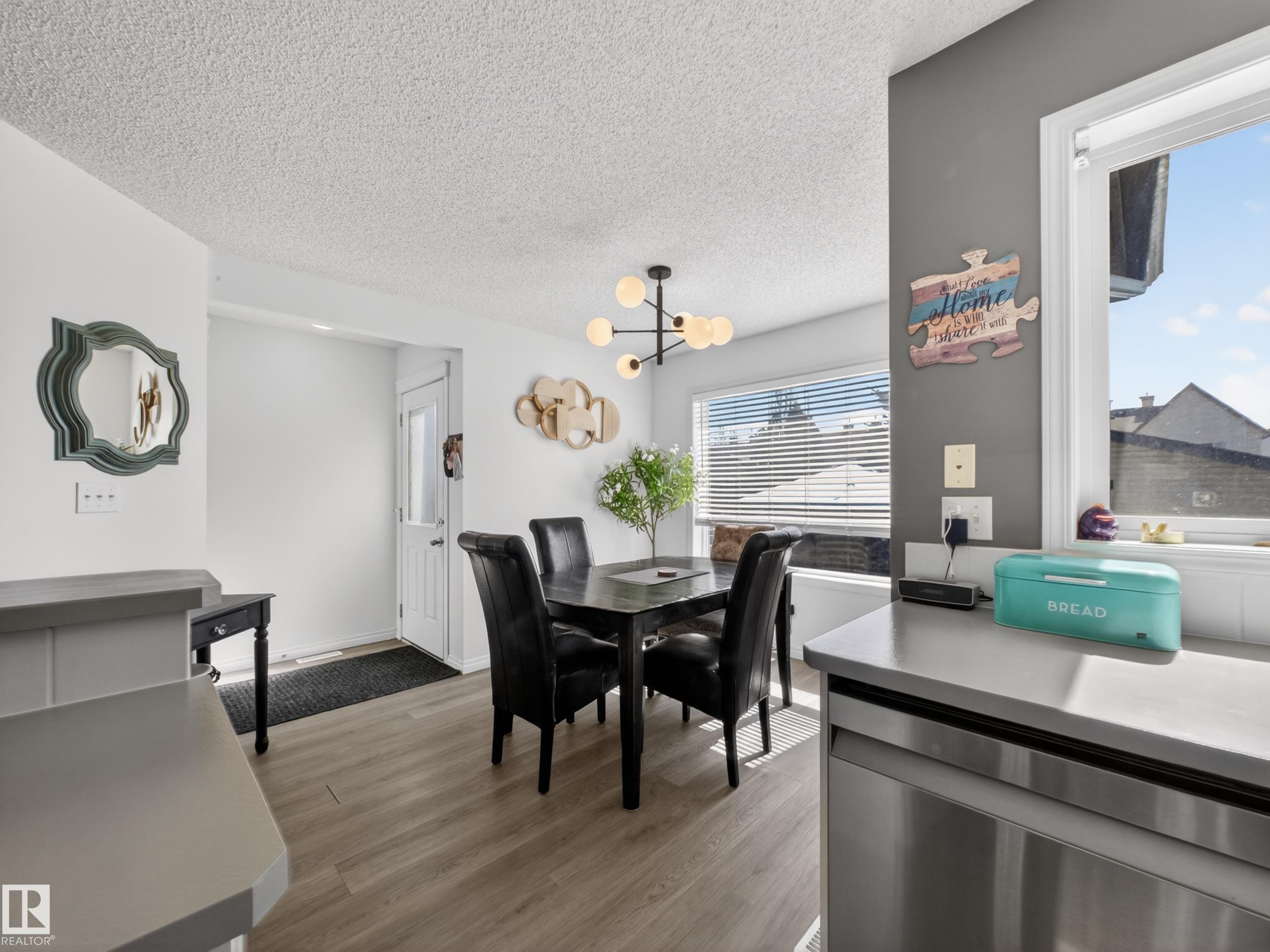 5576 Stevens Crescent Nw, Edmonton, AB - Indoor Photo Showing Dining Room