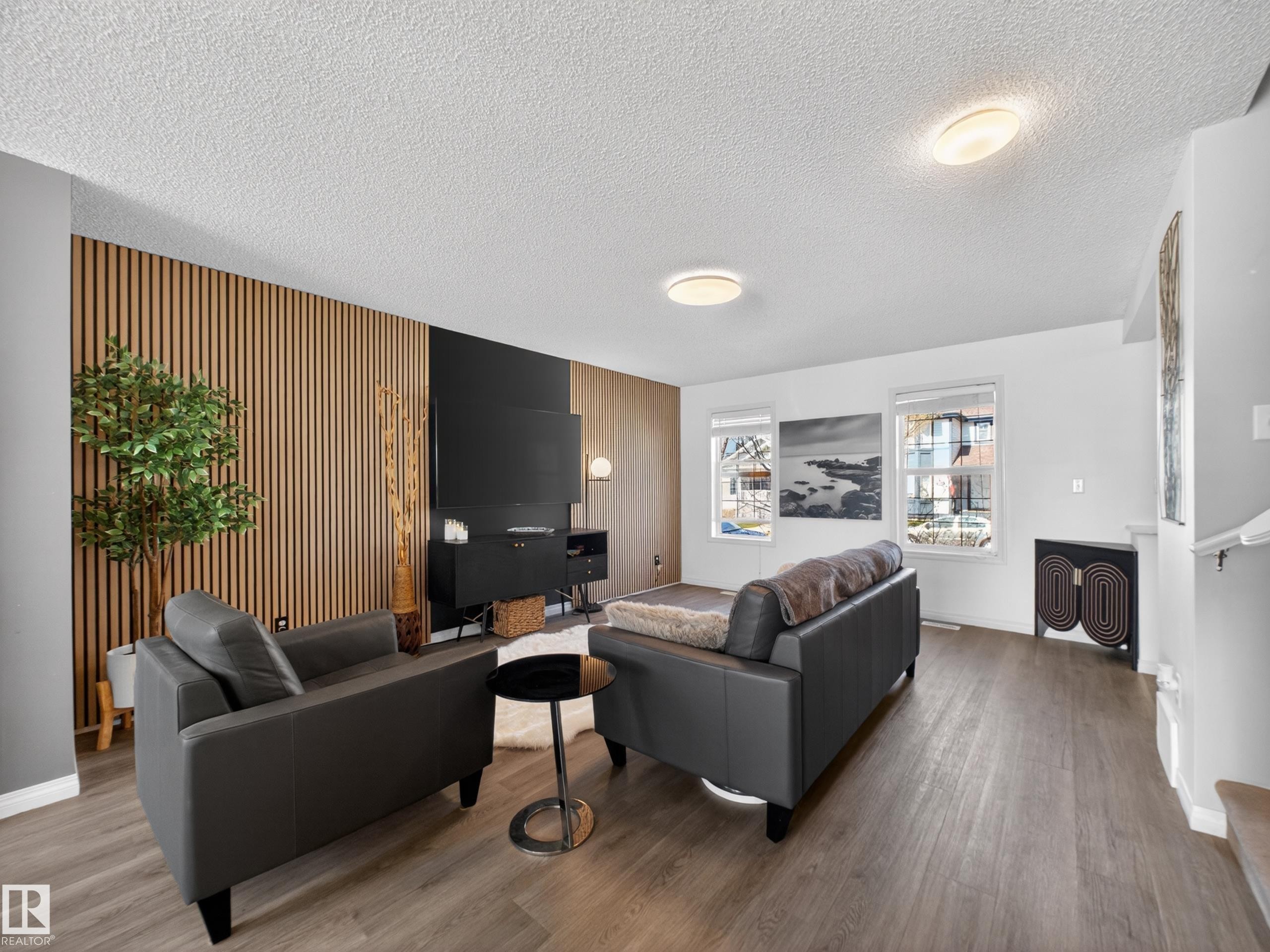 5576 Stevens Crescent Nw, Edmonton, AB - Indoor Photo Showing Living Room