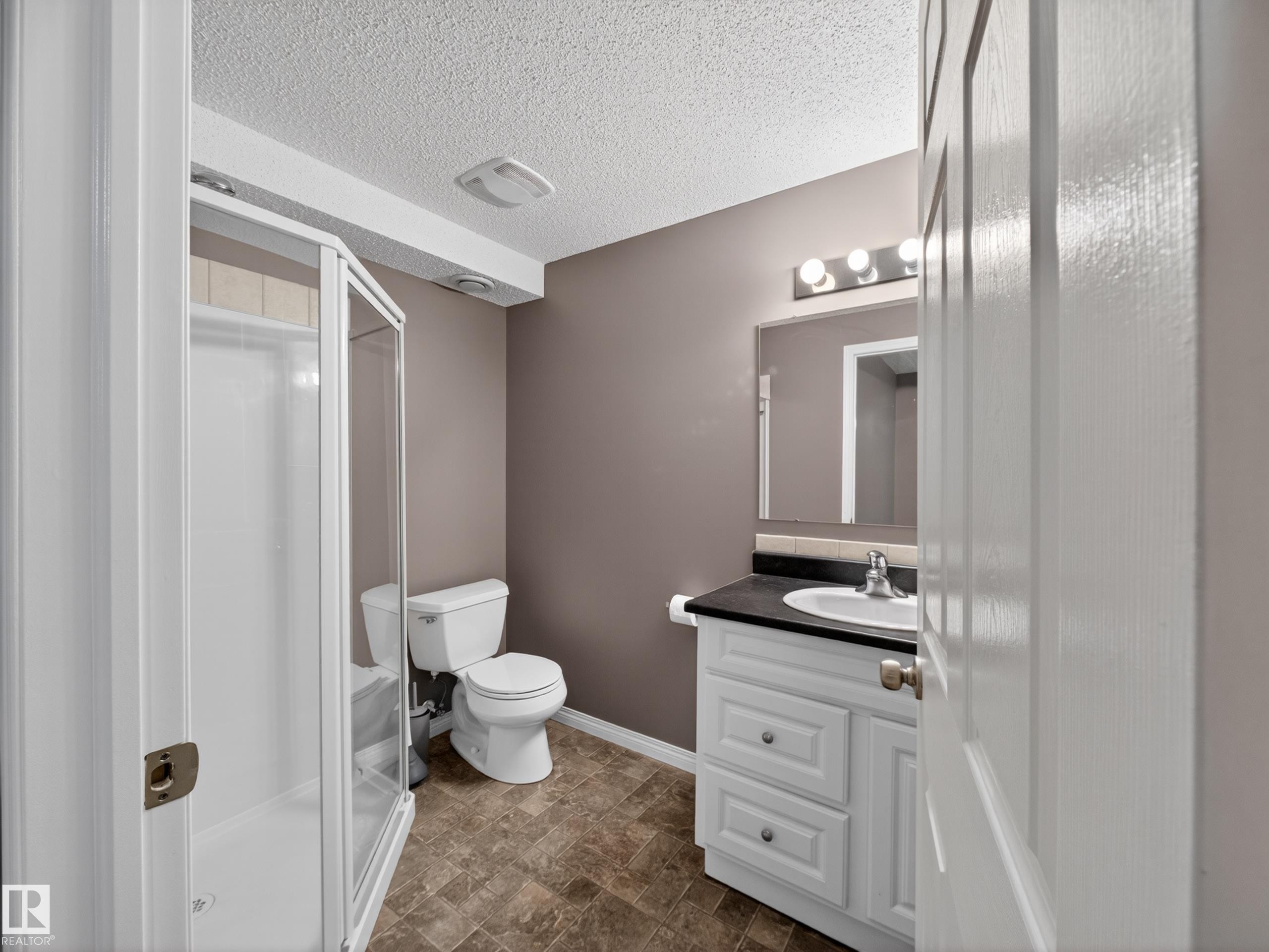 5576 Stevens Crescent Nw, Edmonton, AB - Indoor Photo Showing Bathroom