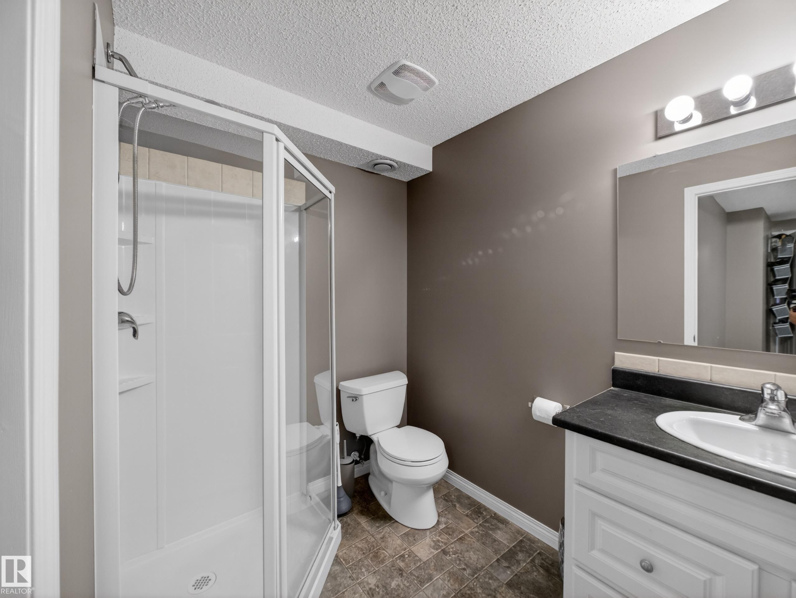 5576 Stevens Crescent Nw, Edmonton, AB - Indoor Photo Showing Bathroom