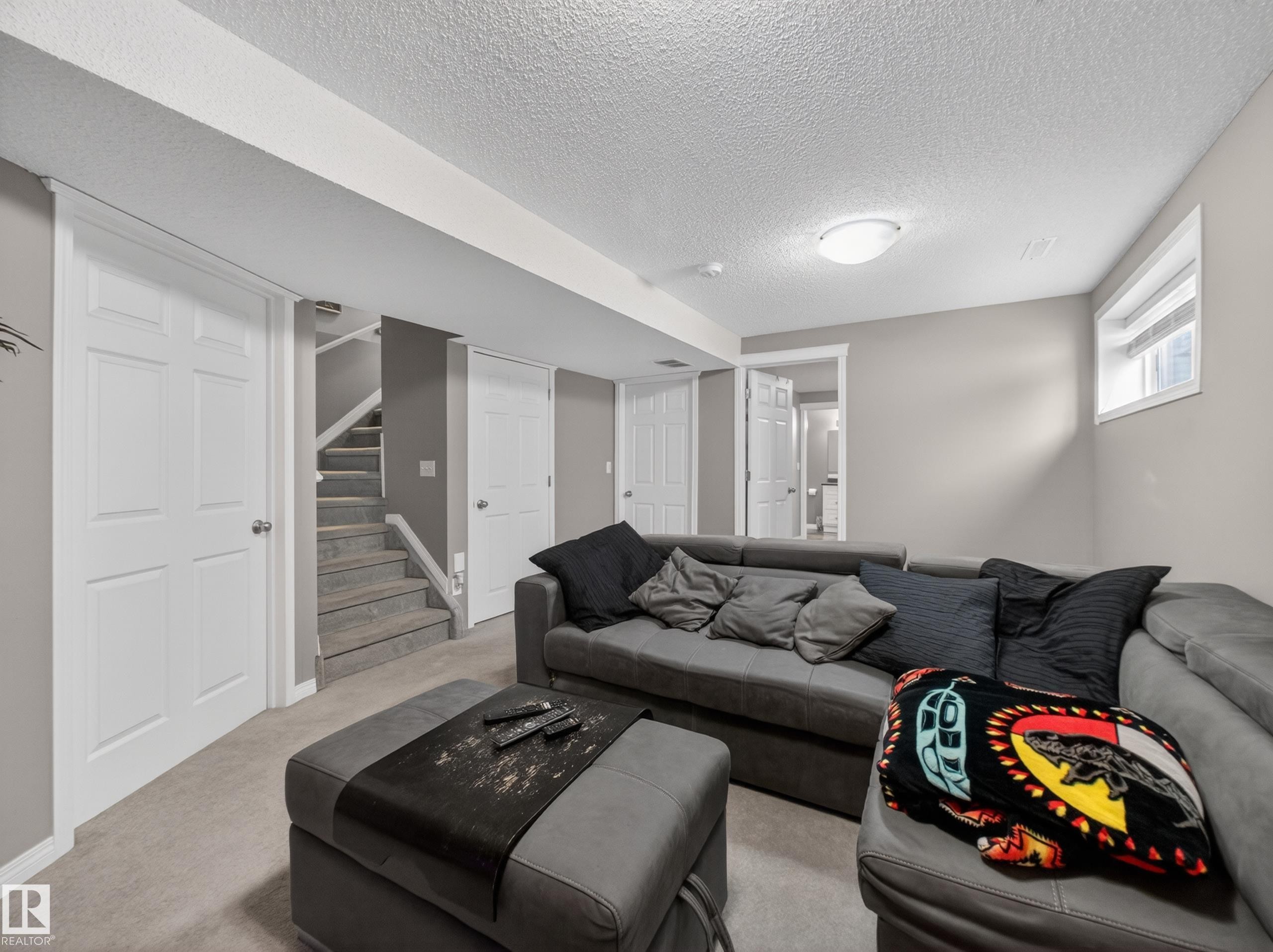 5576 Stevens Crescent Nw, Edmonton, AB - Indoor Photo Showing Living Room