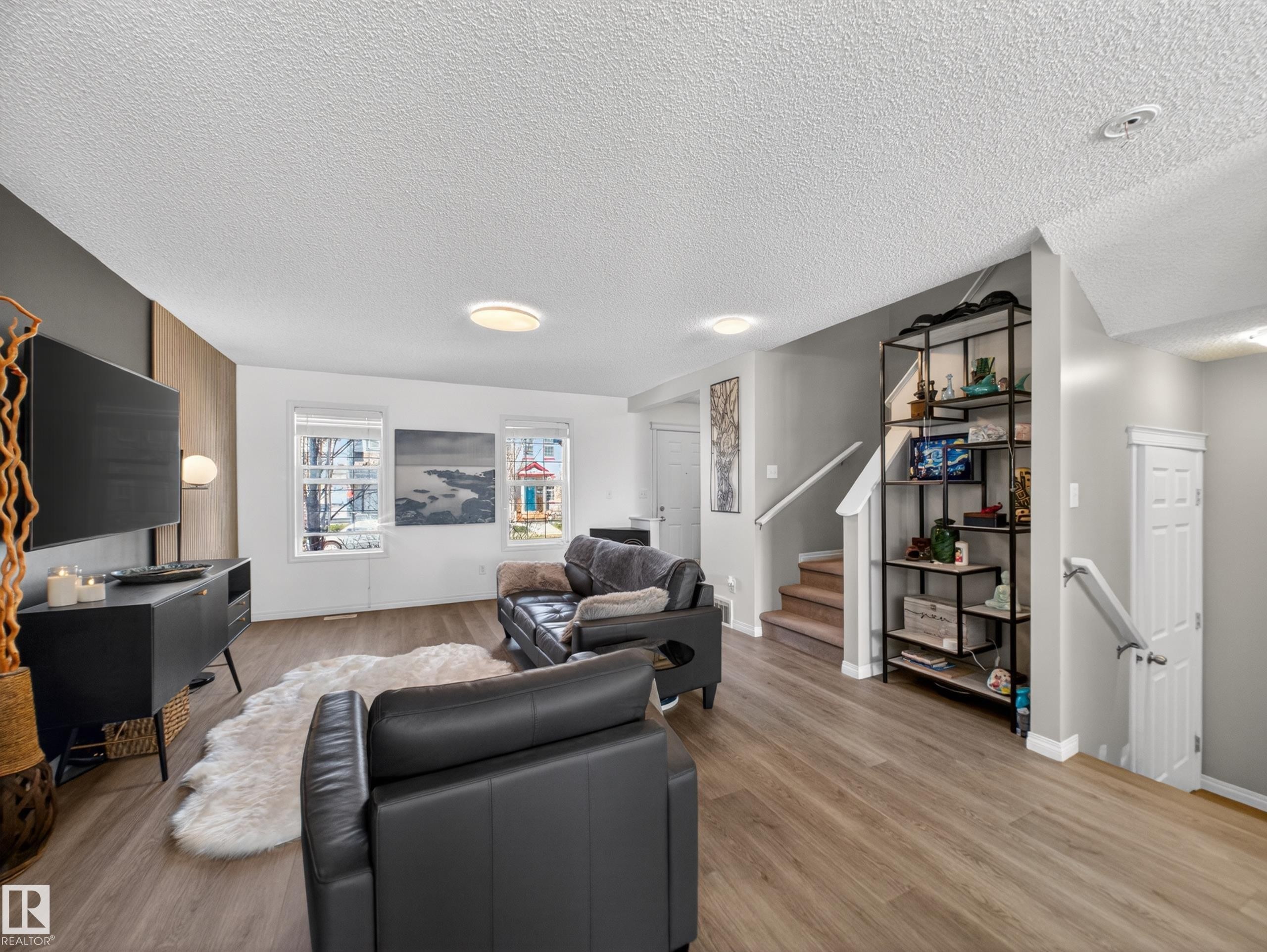 5576 Stevens Crescent Nw, Edmonton, AB - Indoor Photo Showing Living Room