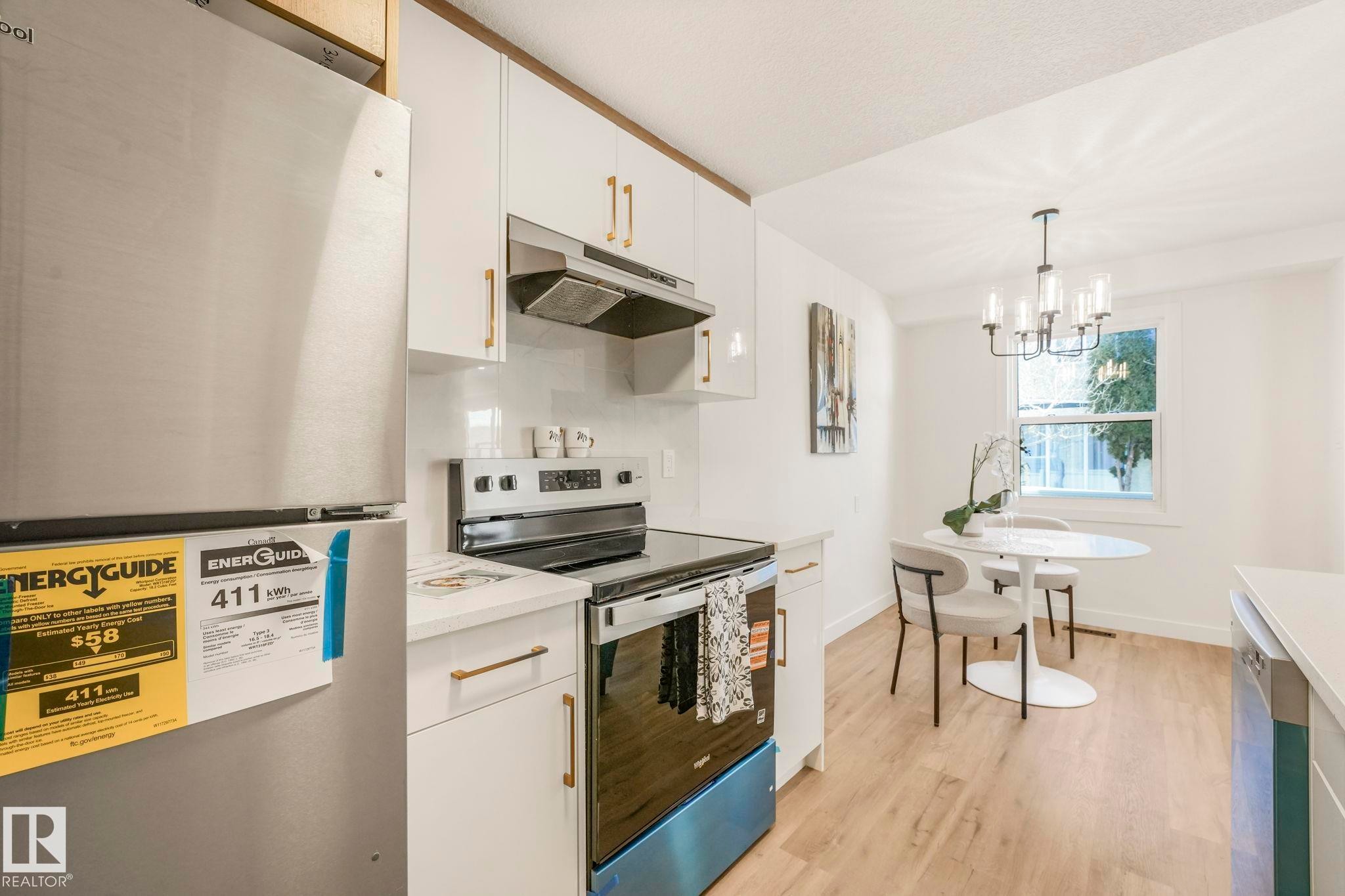 199B Homestead Crescent, Edmonton, AB - Indoor Photo Showing Kitchen
