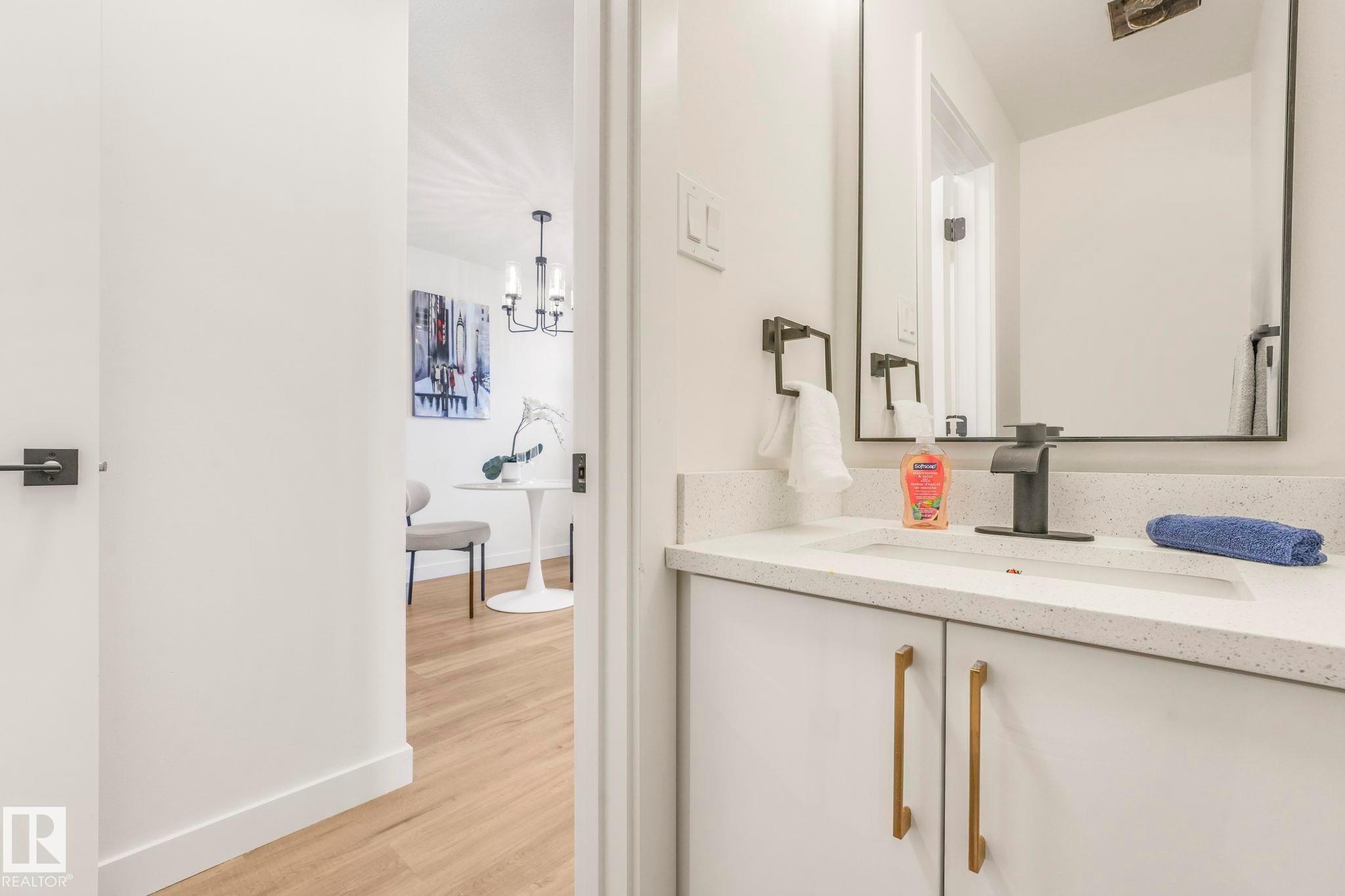 199B Homestead Crescent, Edmonton, AB - Indoor Photo Showing Bathroom