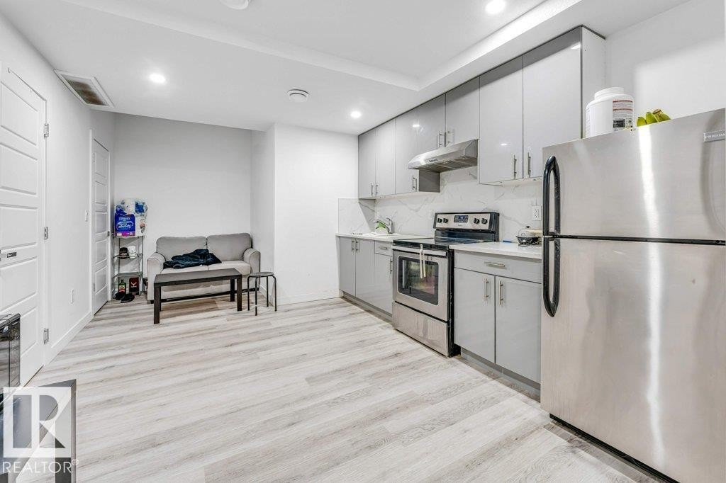 5140 23 Avenue, Edmonton, AB - Indoor Photo Showing Kitchen