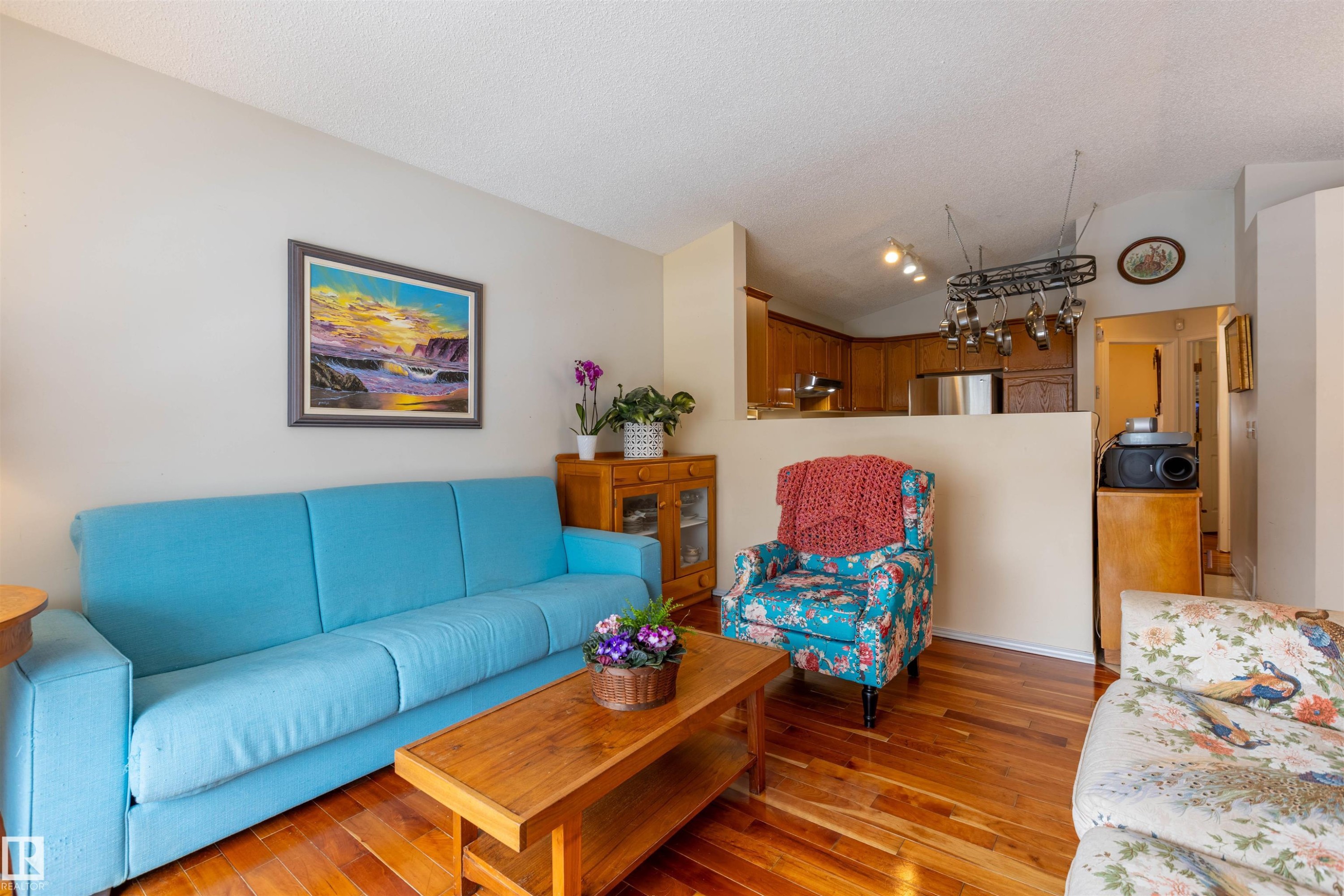 1712 Turvey Bend, Edmonton, AB - Indoor Photo Showing Living Room