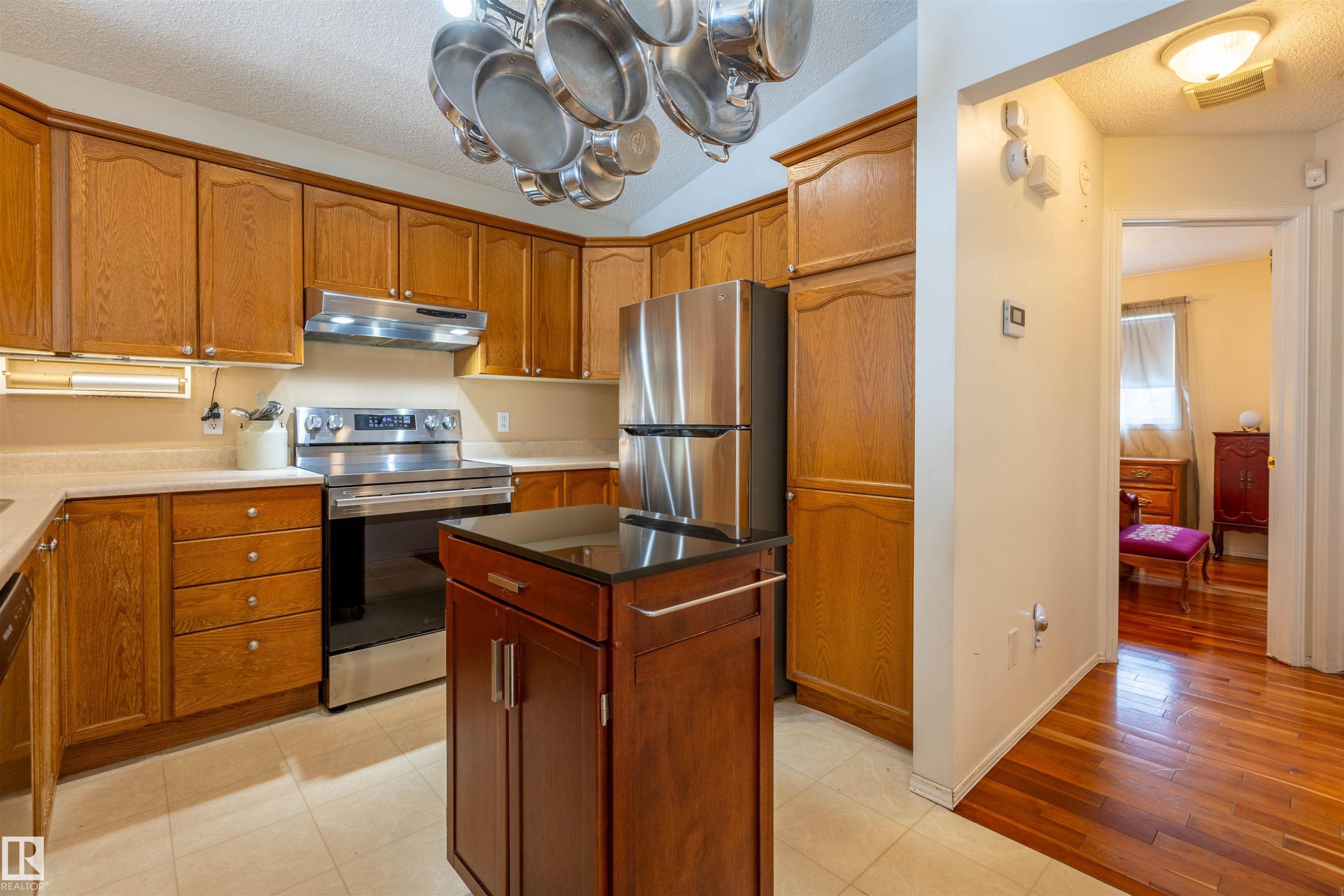 1712 Turvey Bend, Edmonton, AB - Indoor Photo Showing Kitchen