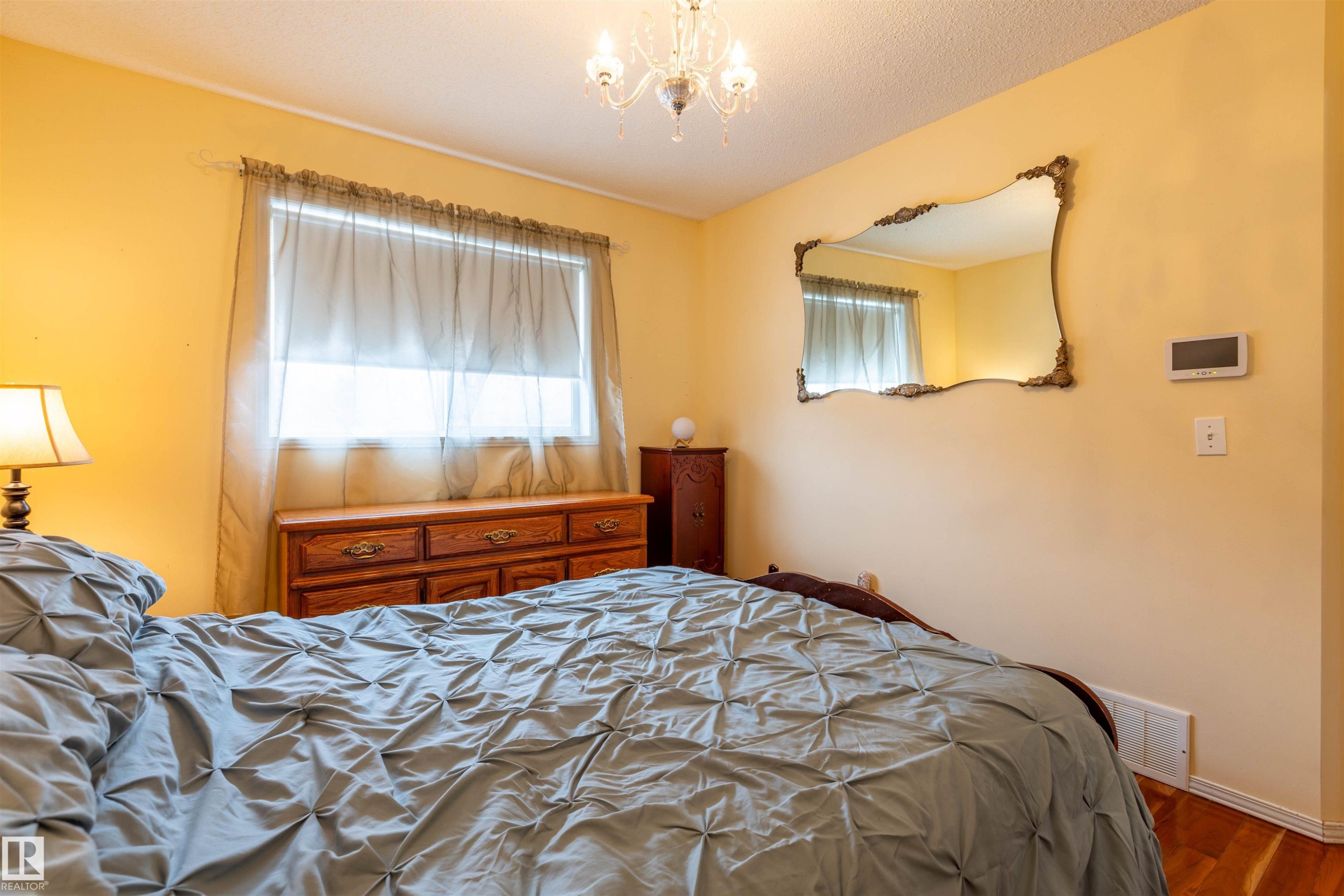 1712 Turvey Bend, Edmonton, AB - Indoor Photo Showing Bedroom