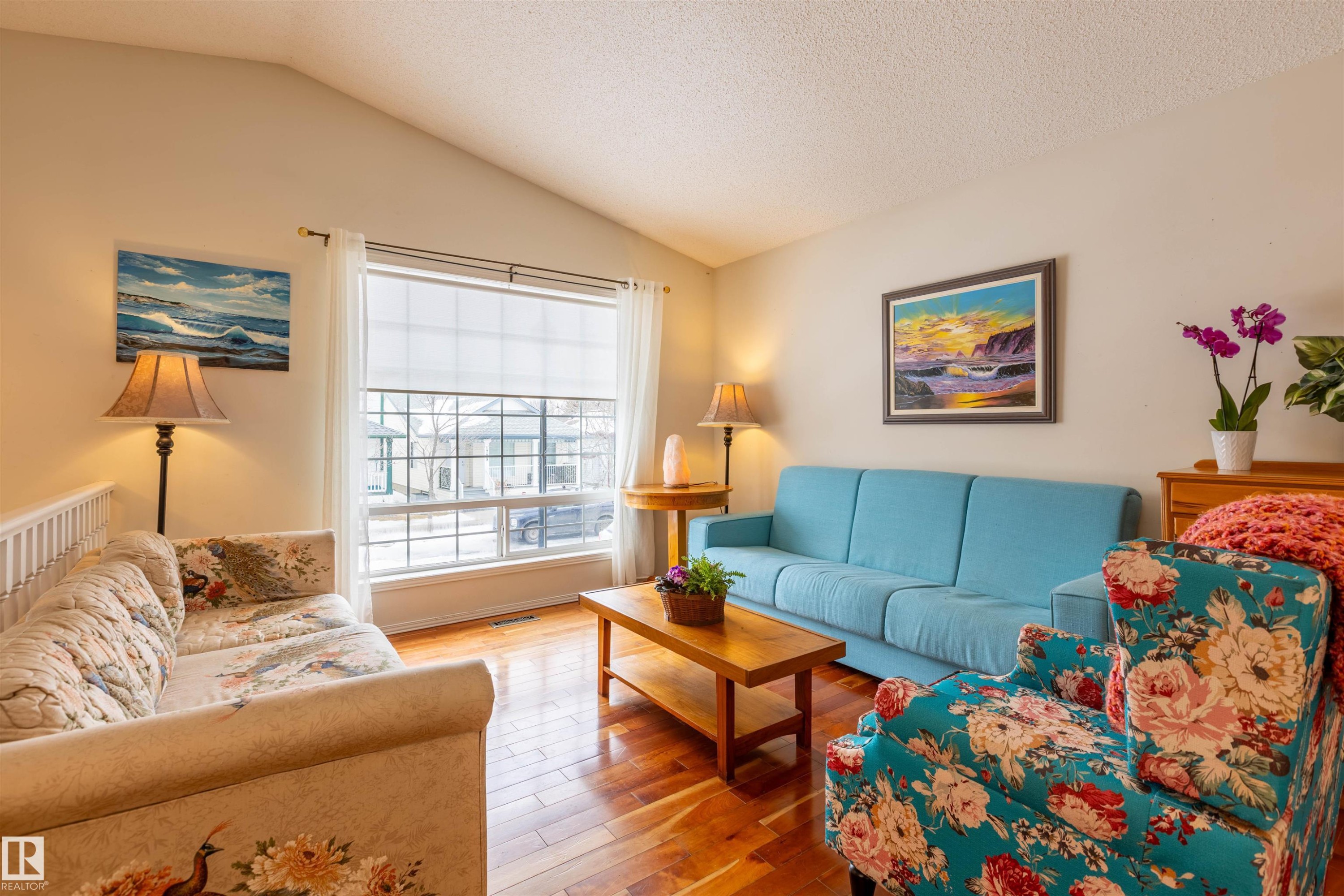 1712 Turvey Bend, Edmonton, AB - Indoor Photo Showing Living Room