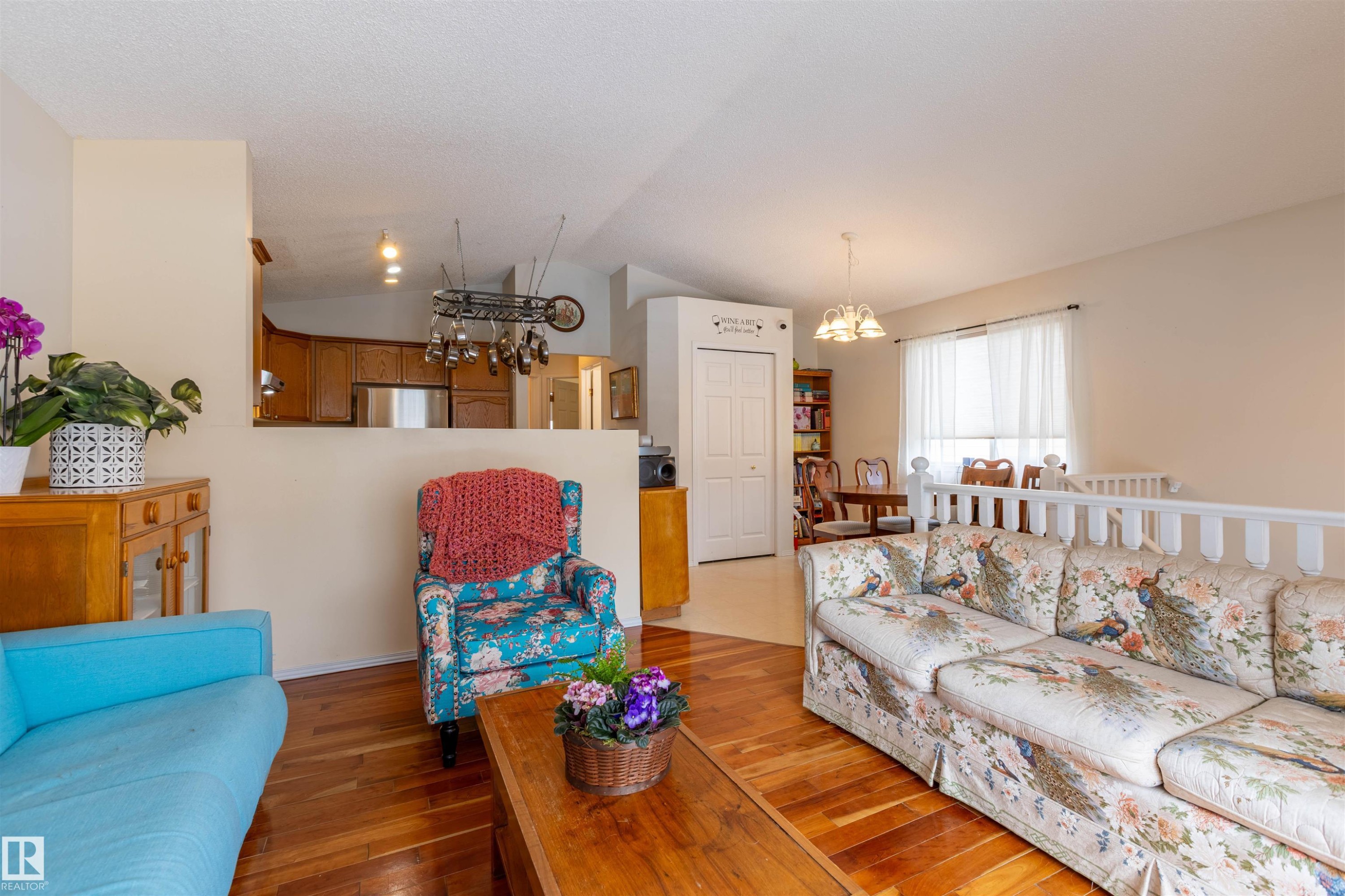 1712 Turvey Bend, Edmonton, AB - Indoor Photo Showing Living Room