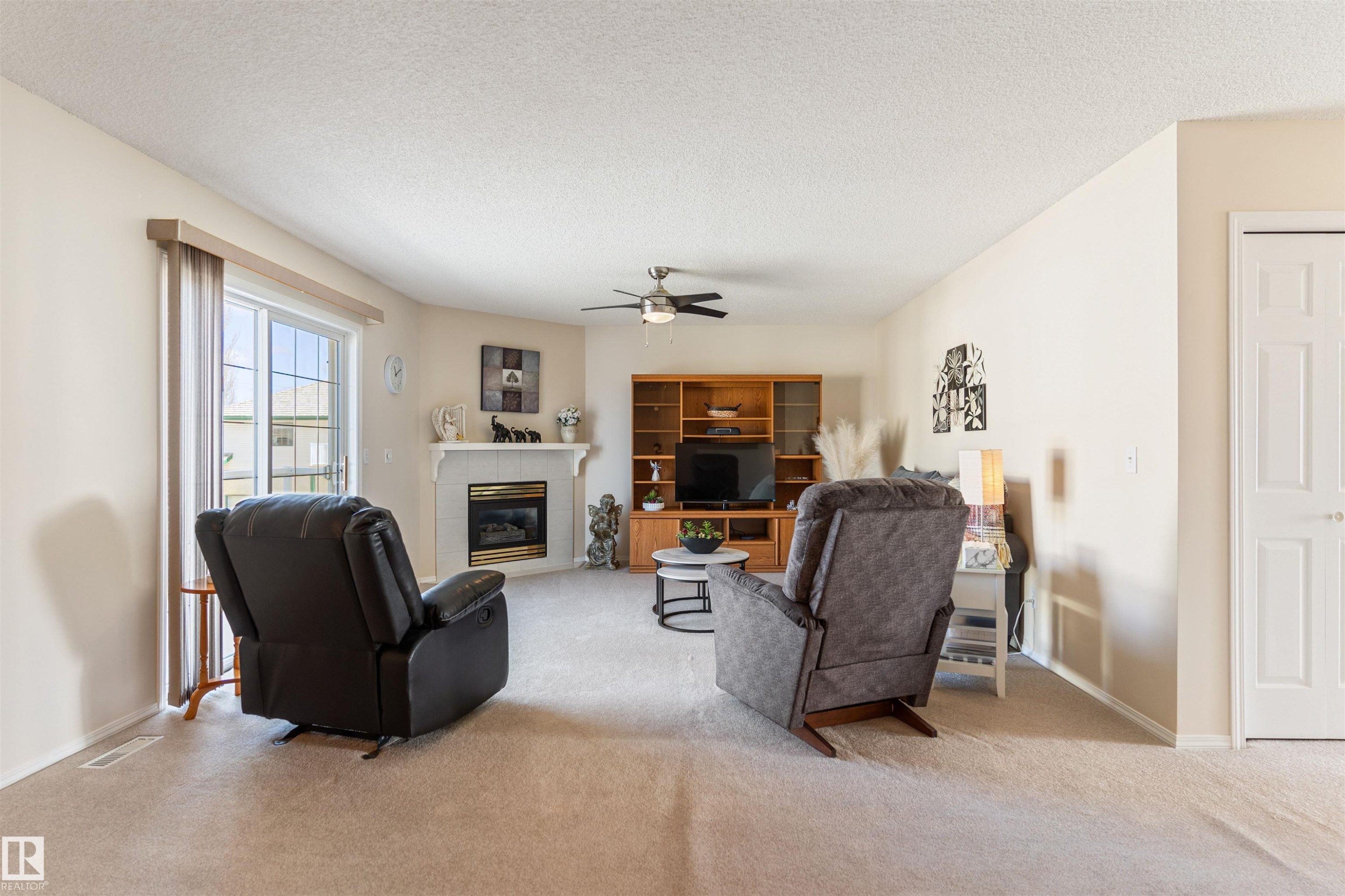 26 11 Hunchak Way, St. Albert, AB - Indoor Photo Showing Living Room With Fireplace