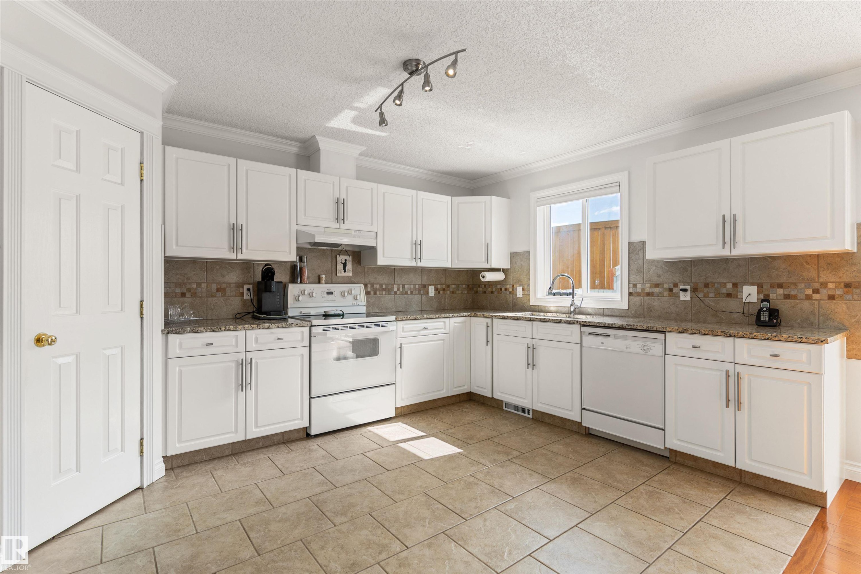 26 11 Hunchak Way, St. Albert, AB - Indoor Photo Showing Kitchen