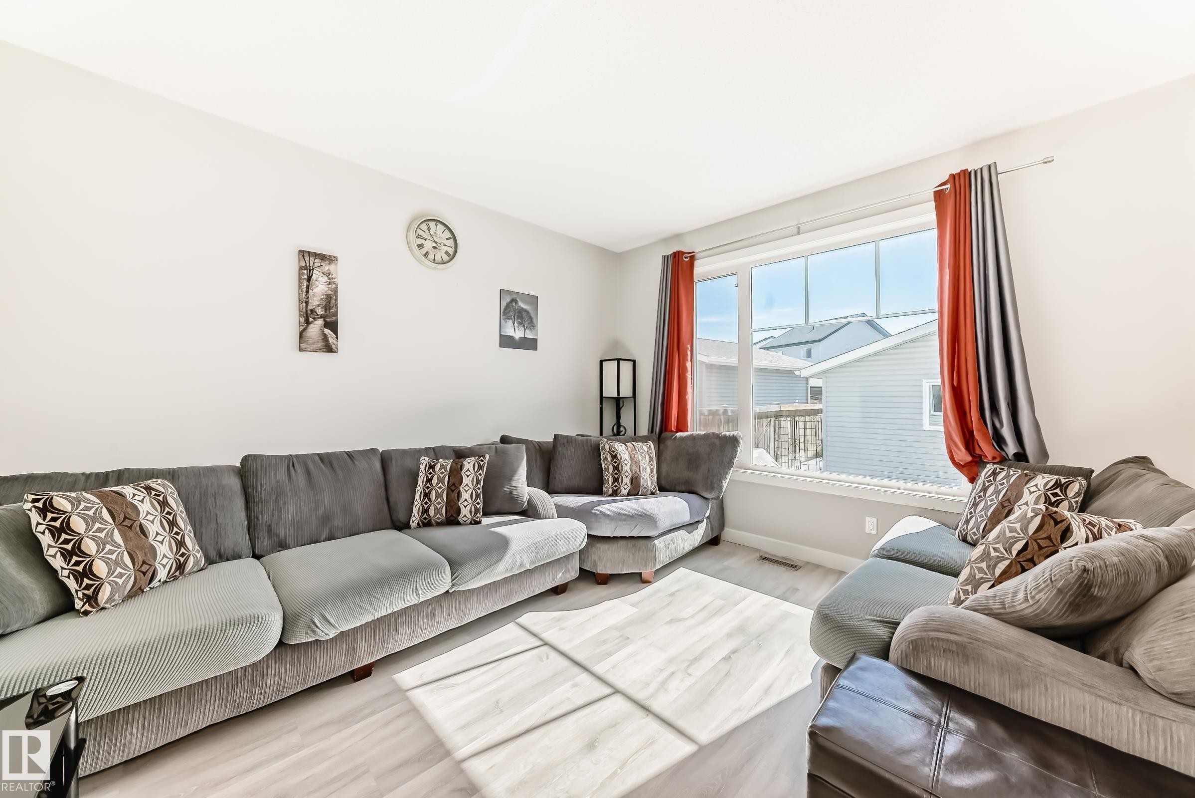 18127 77 Street, Edmonton, AB - Indoor Photo Showing Living Room