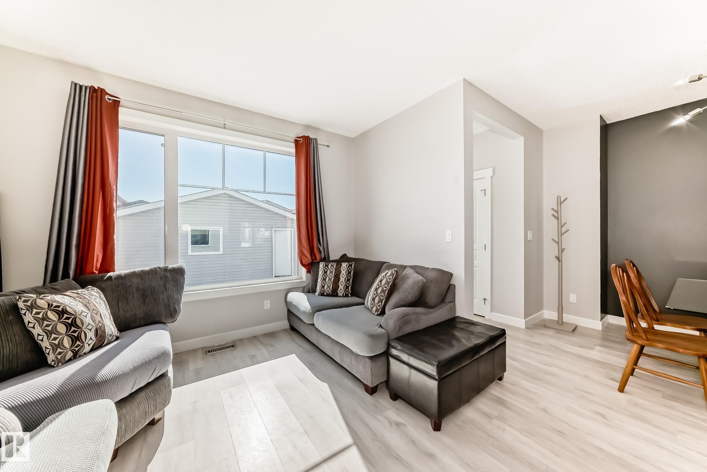 18127 77 Street, Edmonton, AB - Indoor Photo Showing Living Room