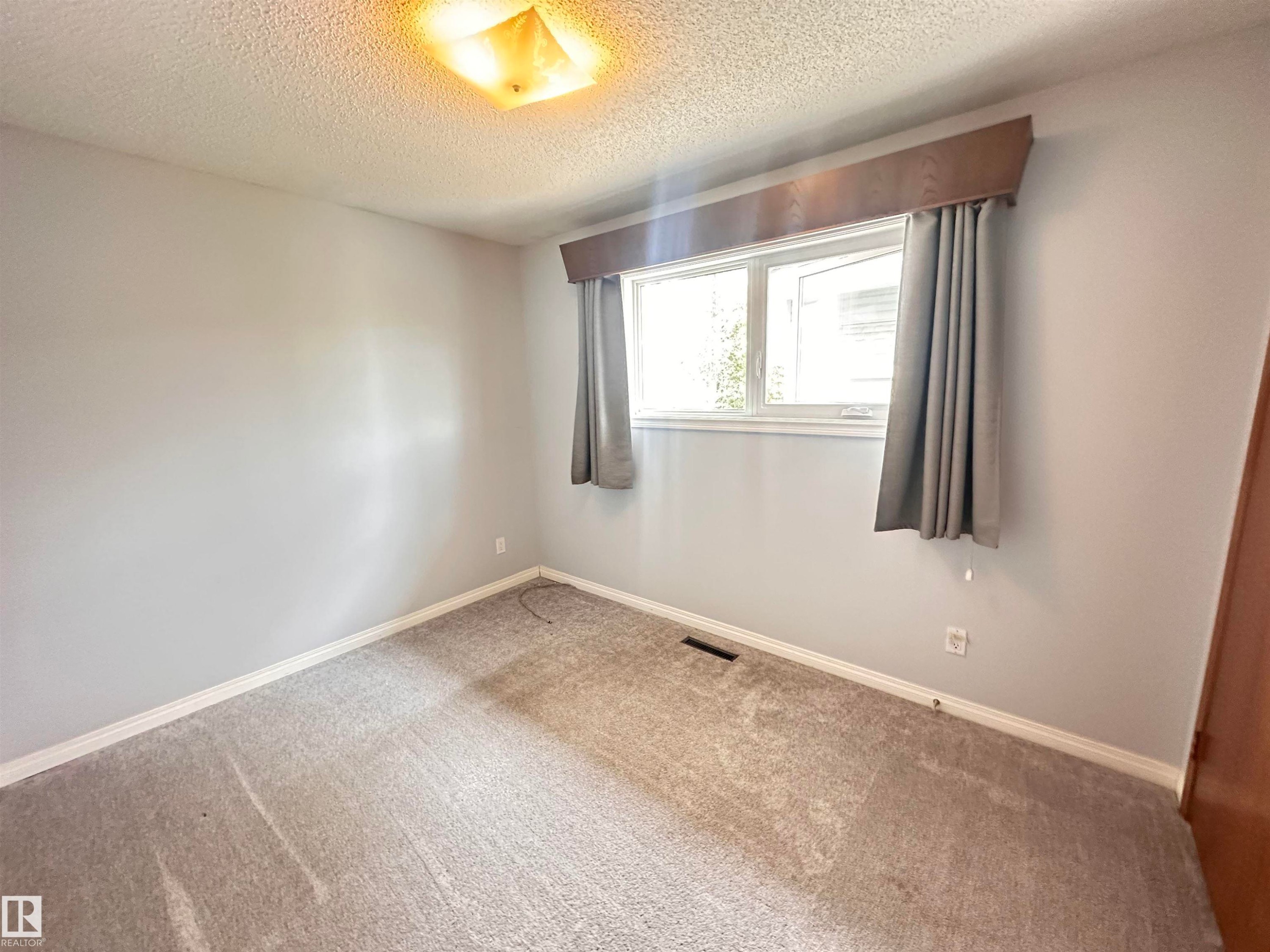 Neutral-toned wall paint with light gray carpeting - 11131 52 Street, Edmonton, AB - Indoor Photo Showing Other Room