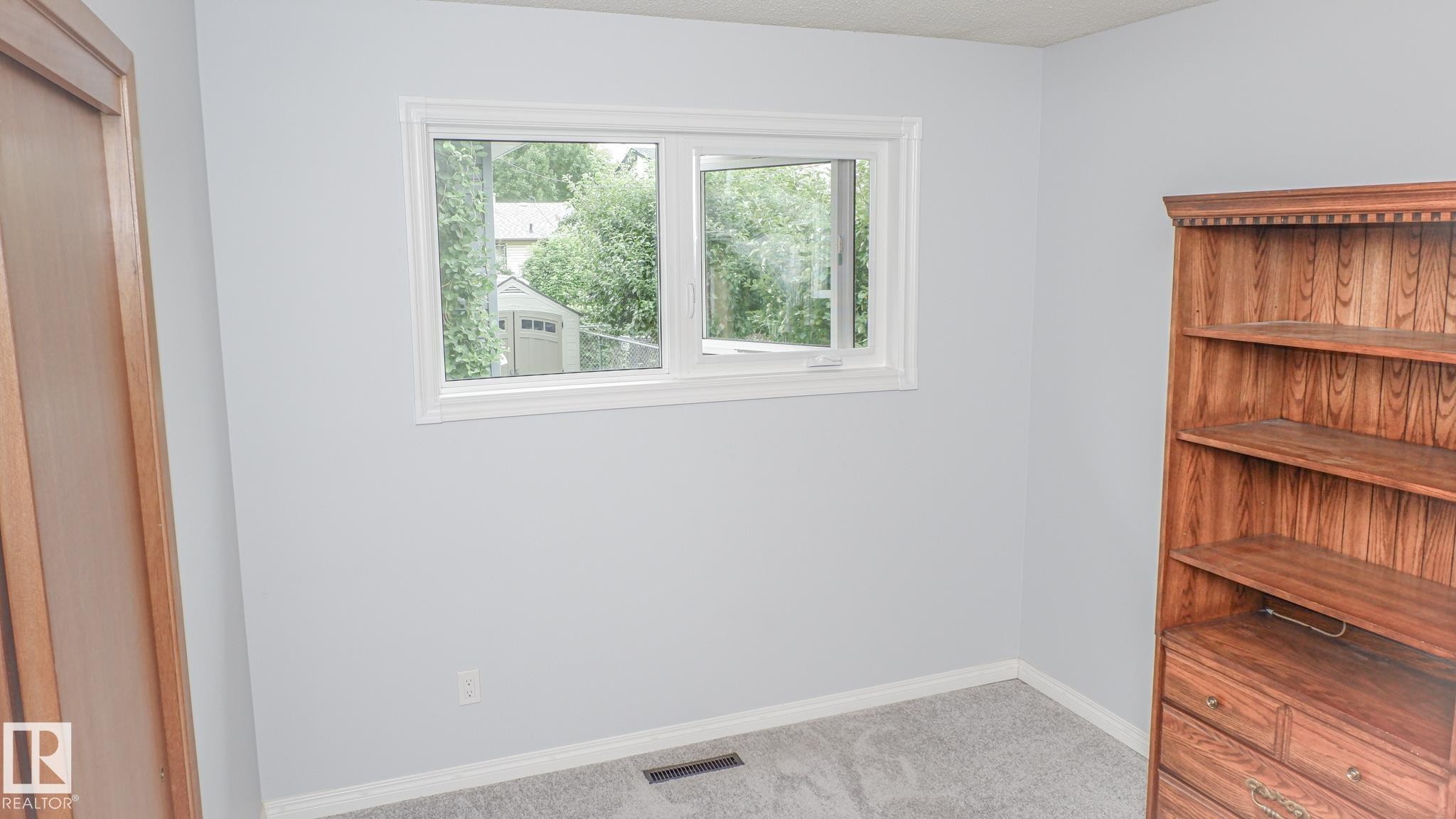 Light gray wall finish and white trim - 11131 52 Street, Edmonton, AB - Indoor Photo Showing Other Room