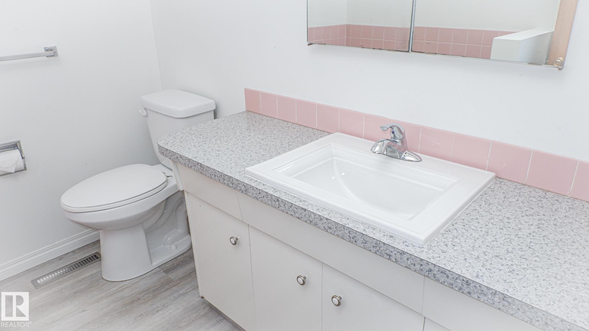 Bathroom - 11131 52 Street, Edmonton, AB - Indoor Photo Showing Bathroom