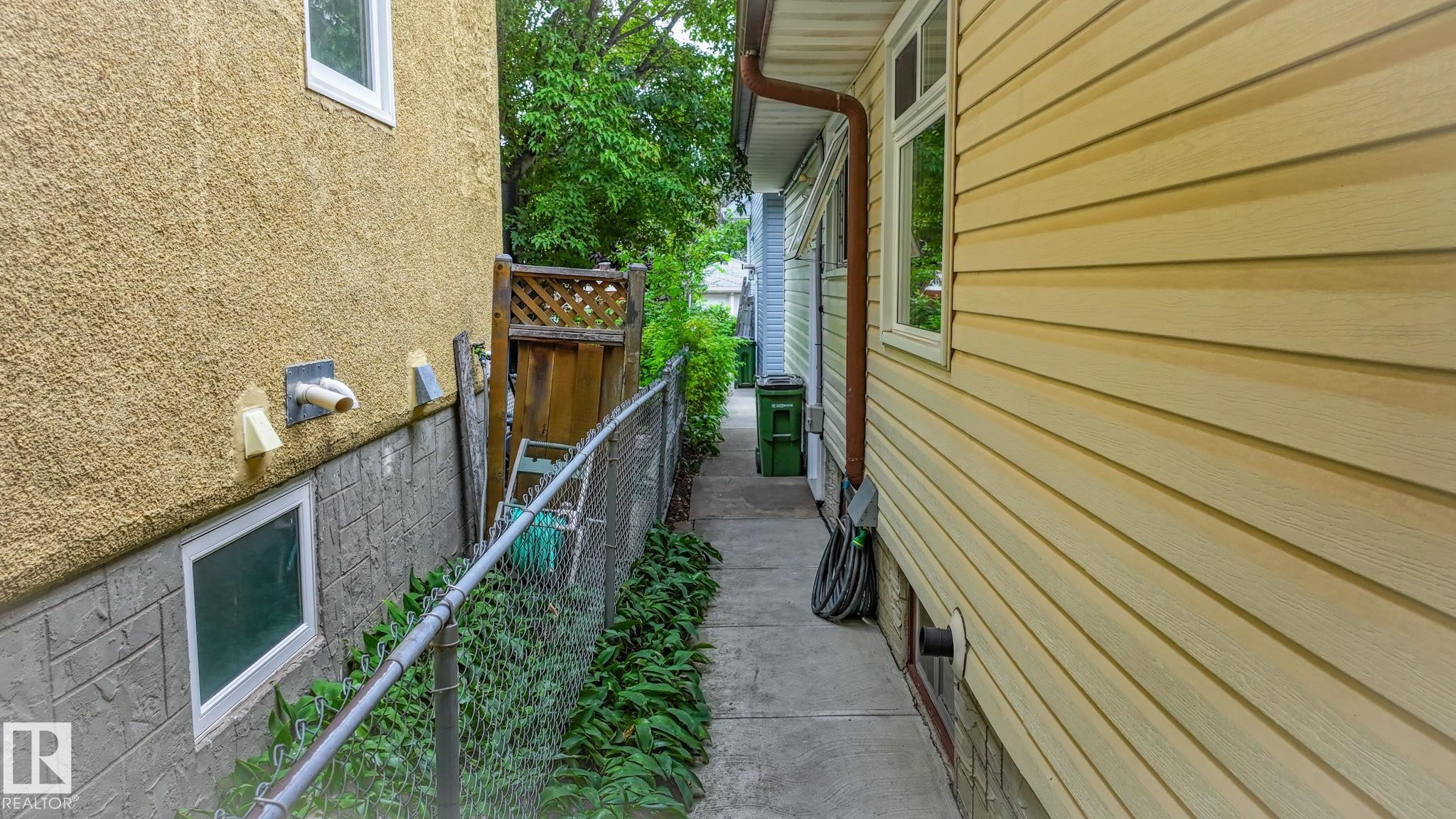 Exterior side yard with concrete walkway - 11131 52 Street, Edmonton, AB - Outdoor With Exterior