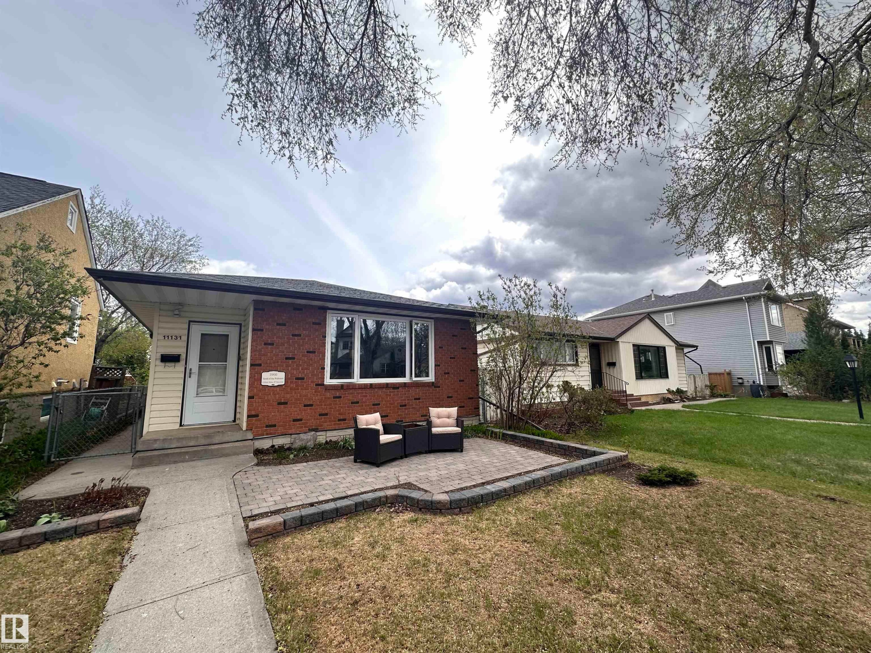 Brick-front facade with contrasting white siding and large front windows - 11131 52 Street, Edmonton, AB - Outdoor