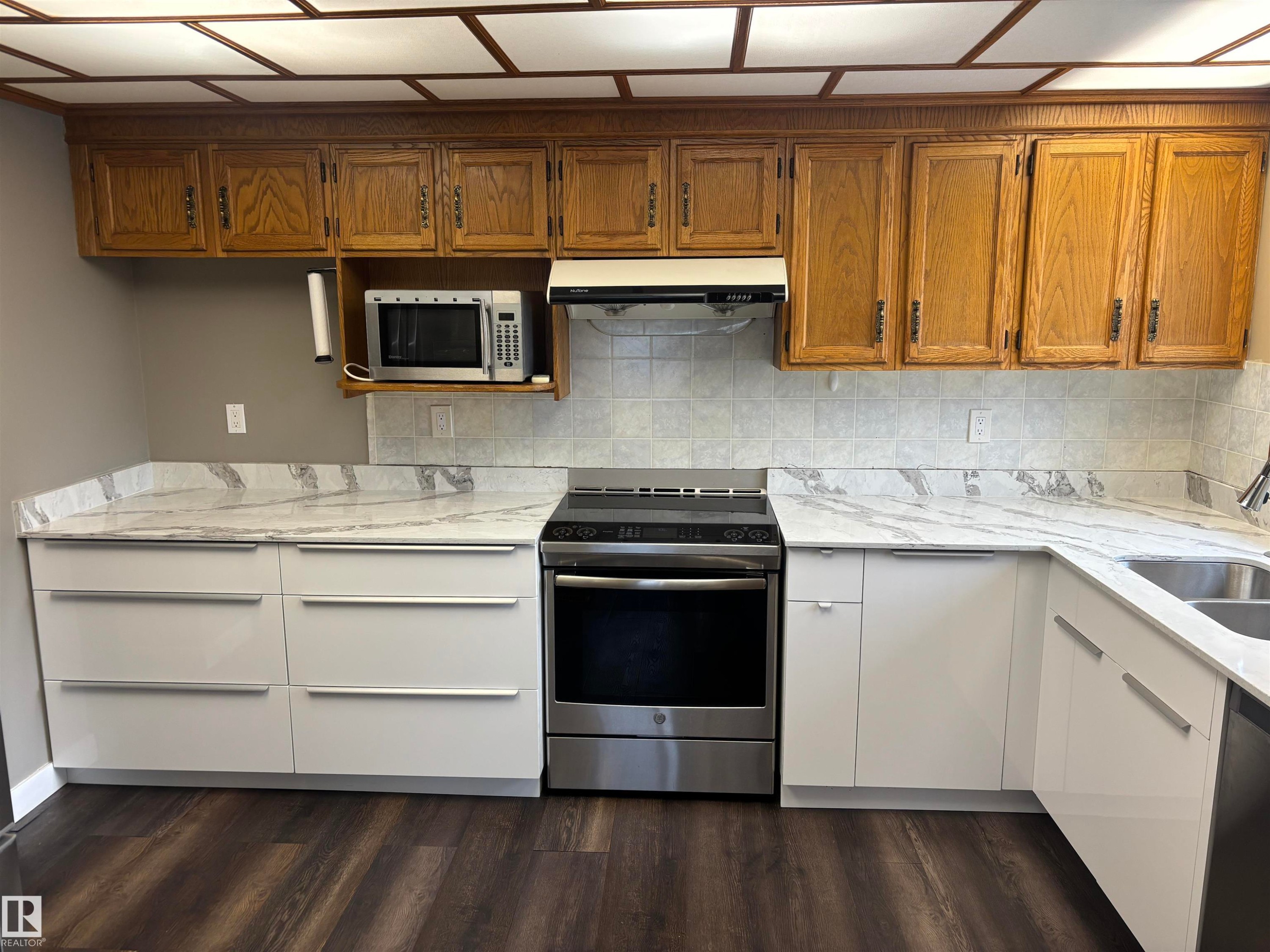 4908 17 Avenue, Edmonton, AB - Indoor Photo Showing Kitchen With Double Sink