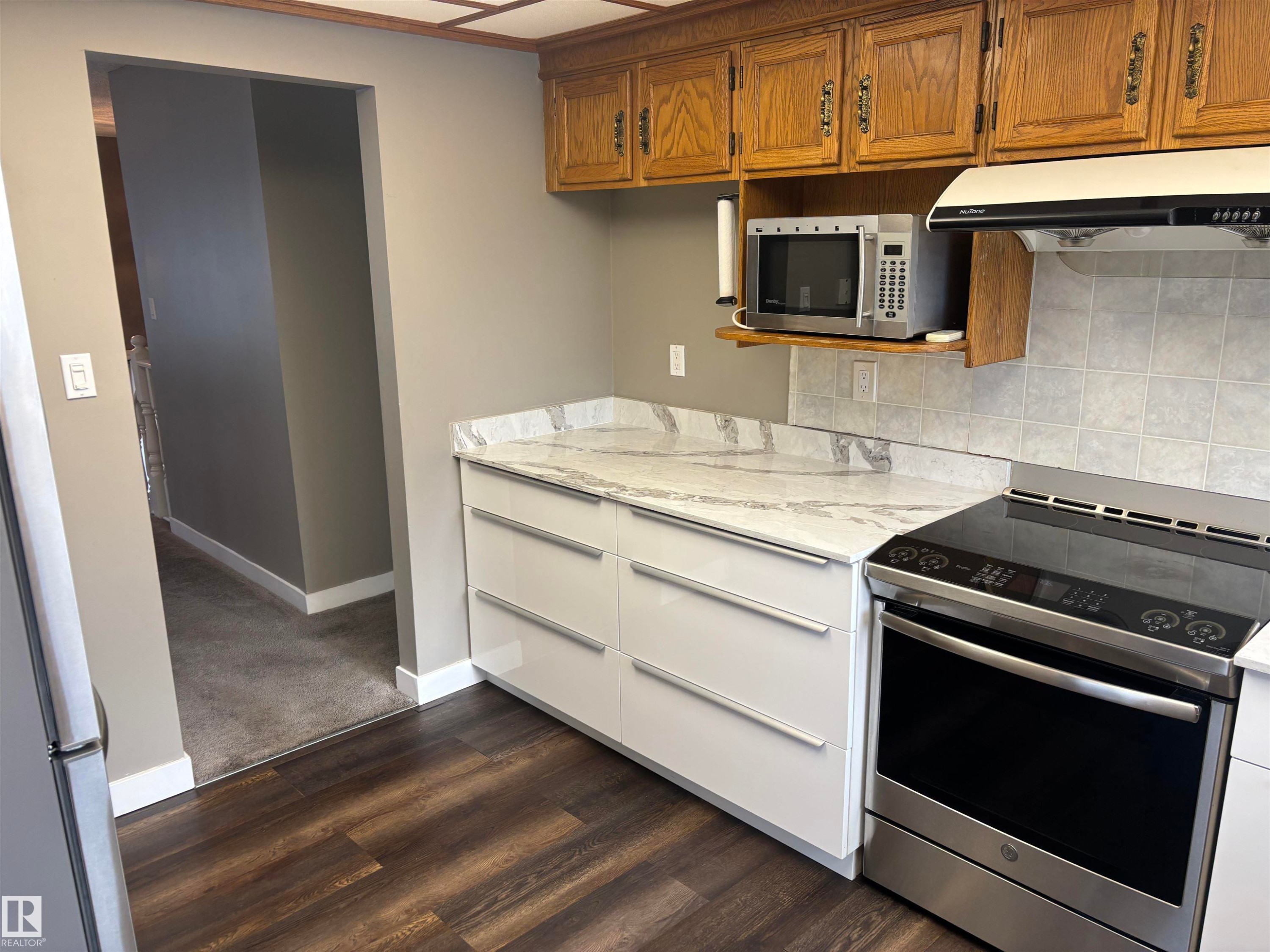 4908 17 Avenue, Edmonton, AB - Indoor Photo Showing Kitchen