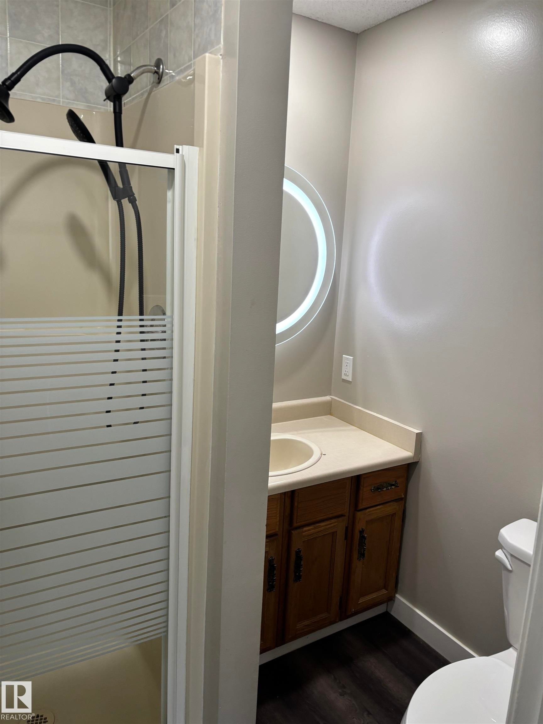 4908 17 Avenue, Edmonton, AB - Indoor Photo Showing Bathroom