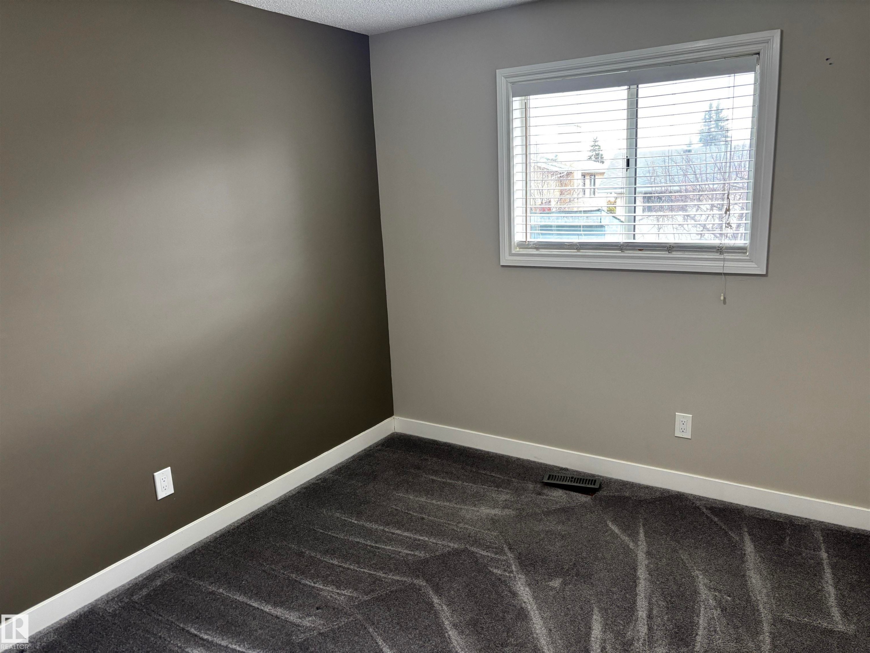 4908 17 Avenue, Edmonton, AB - Indoor Photo Showing Other Room